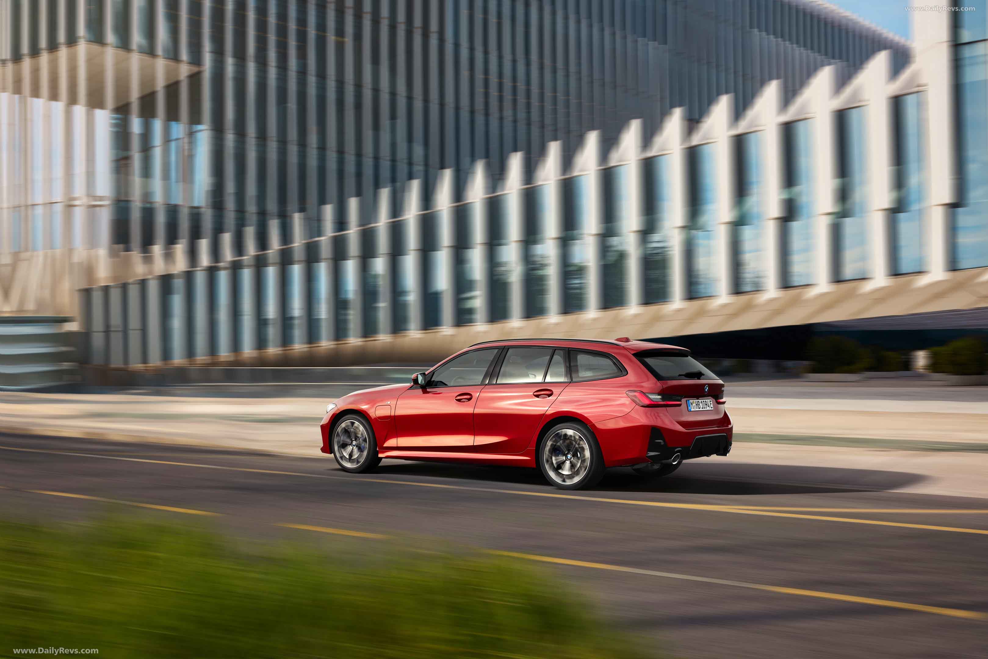 2025 BMW 3 Series Touring G21 Front View