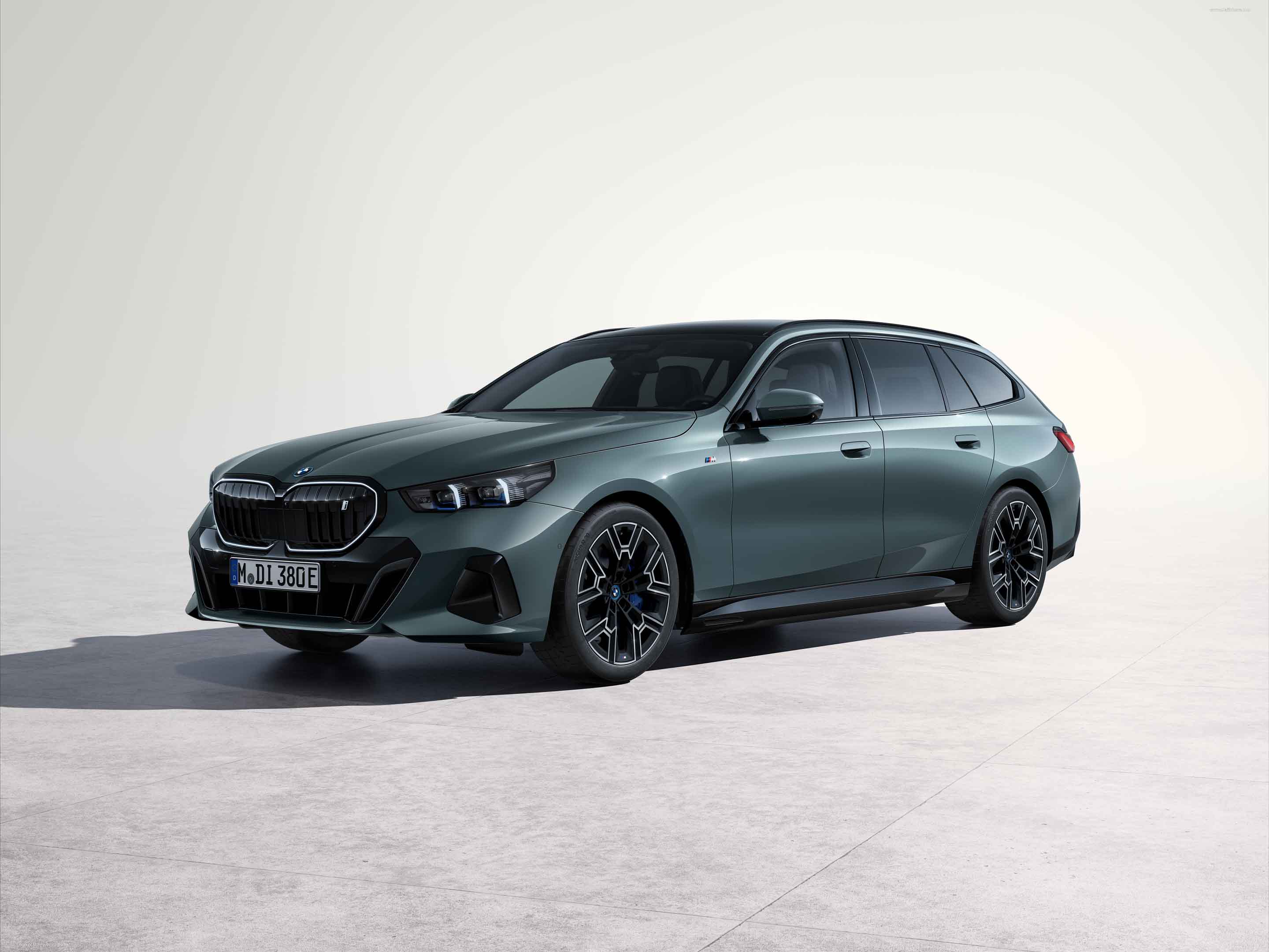 2025 BMW i5 Touring Front View