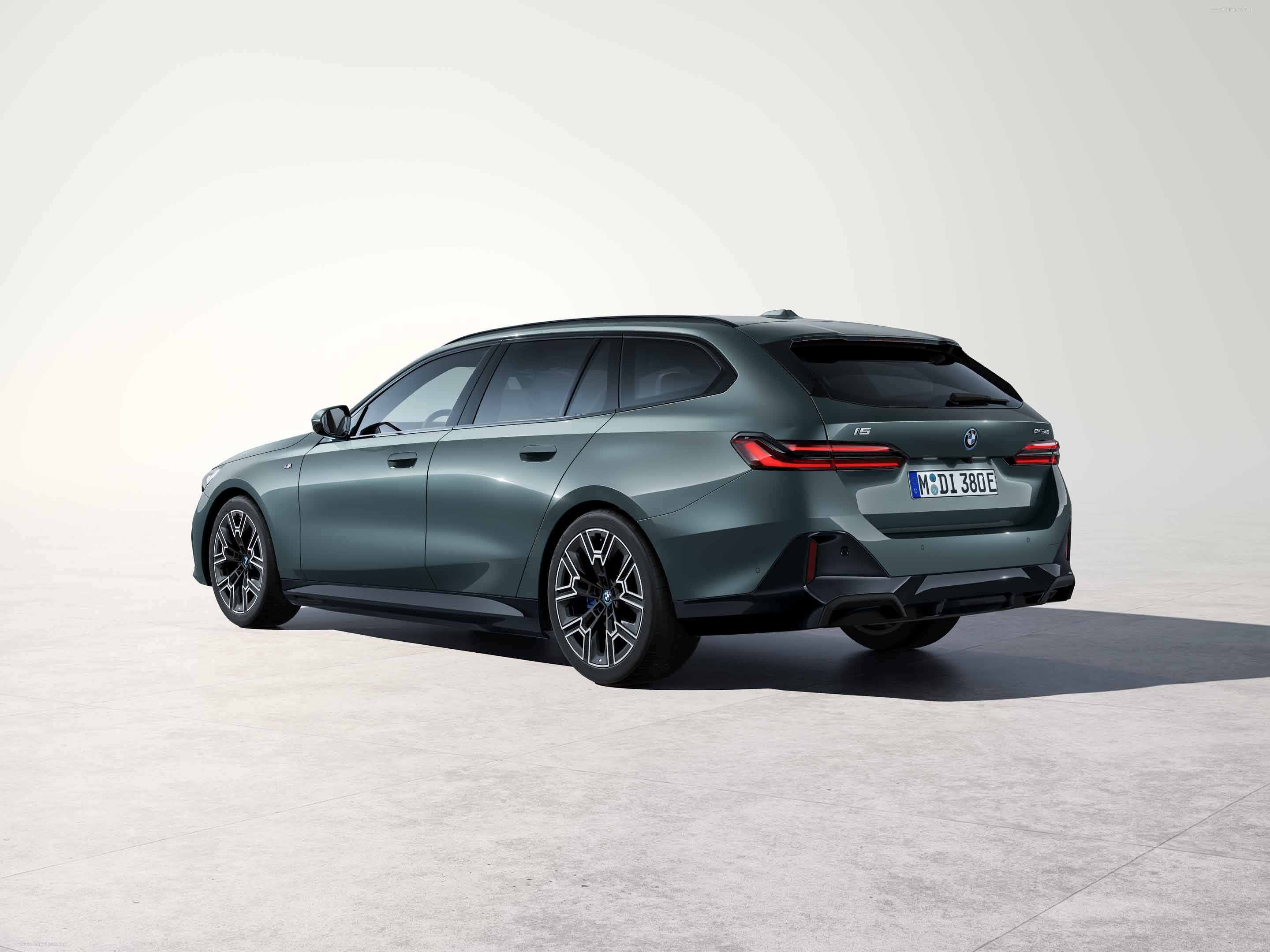 2025 BMW i5 Touring Front View