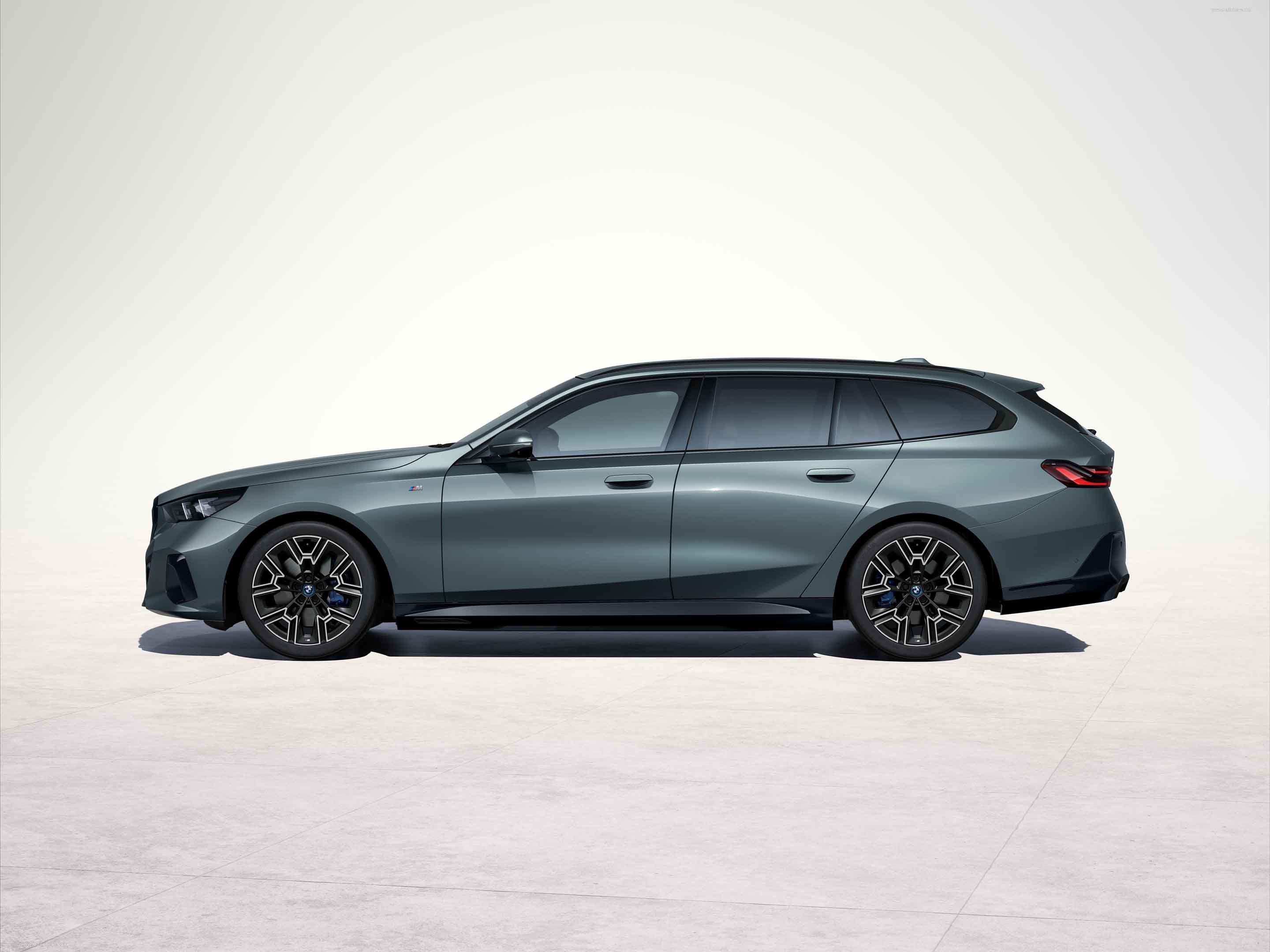 2025 BMW i5 Touring Front View