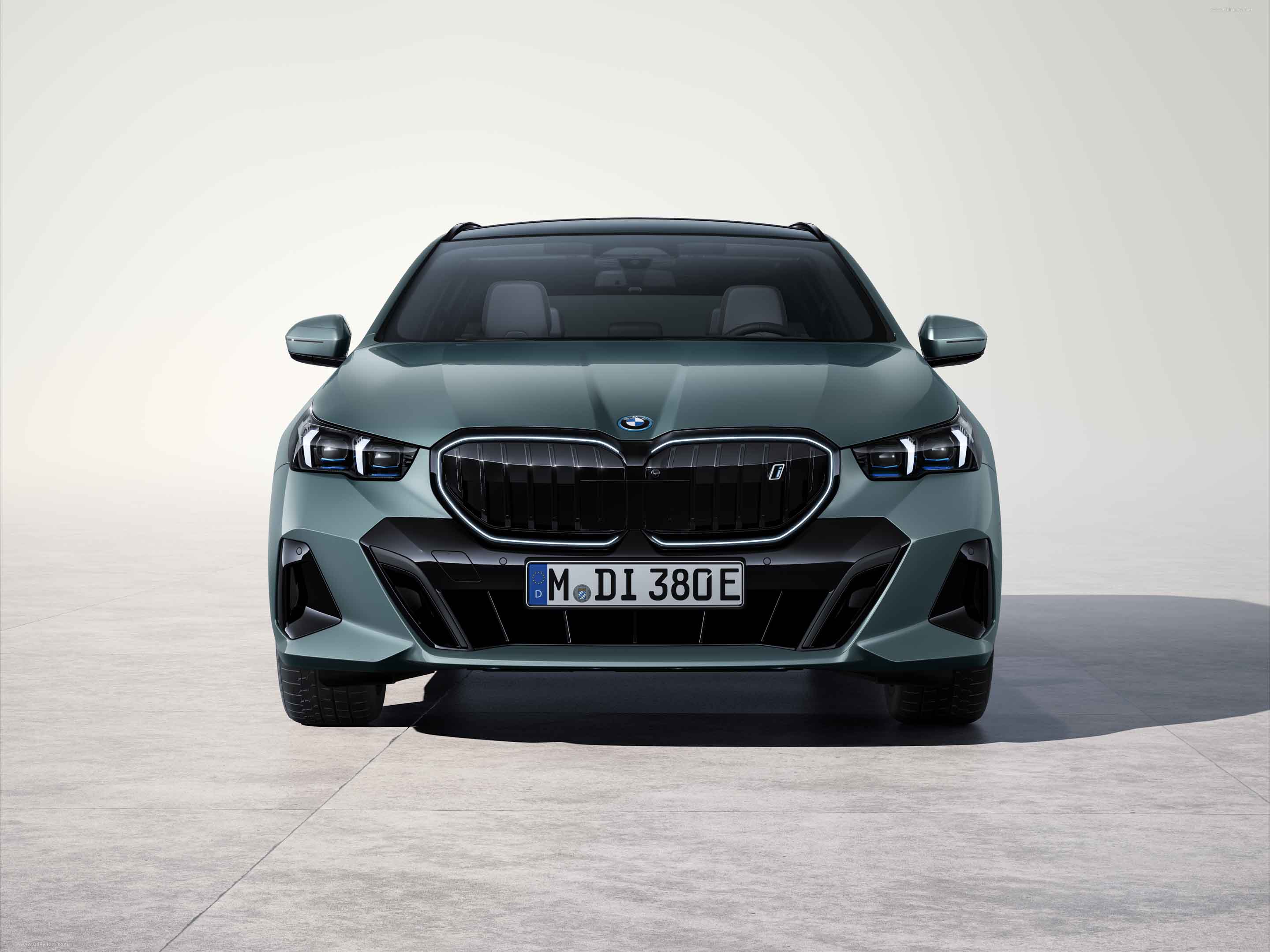 2025 BMW i5 Touring Front View