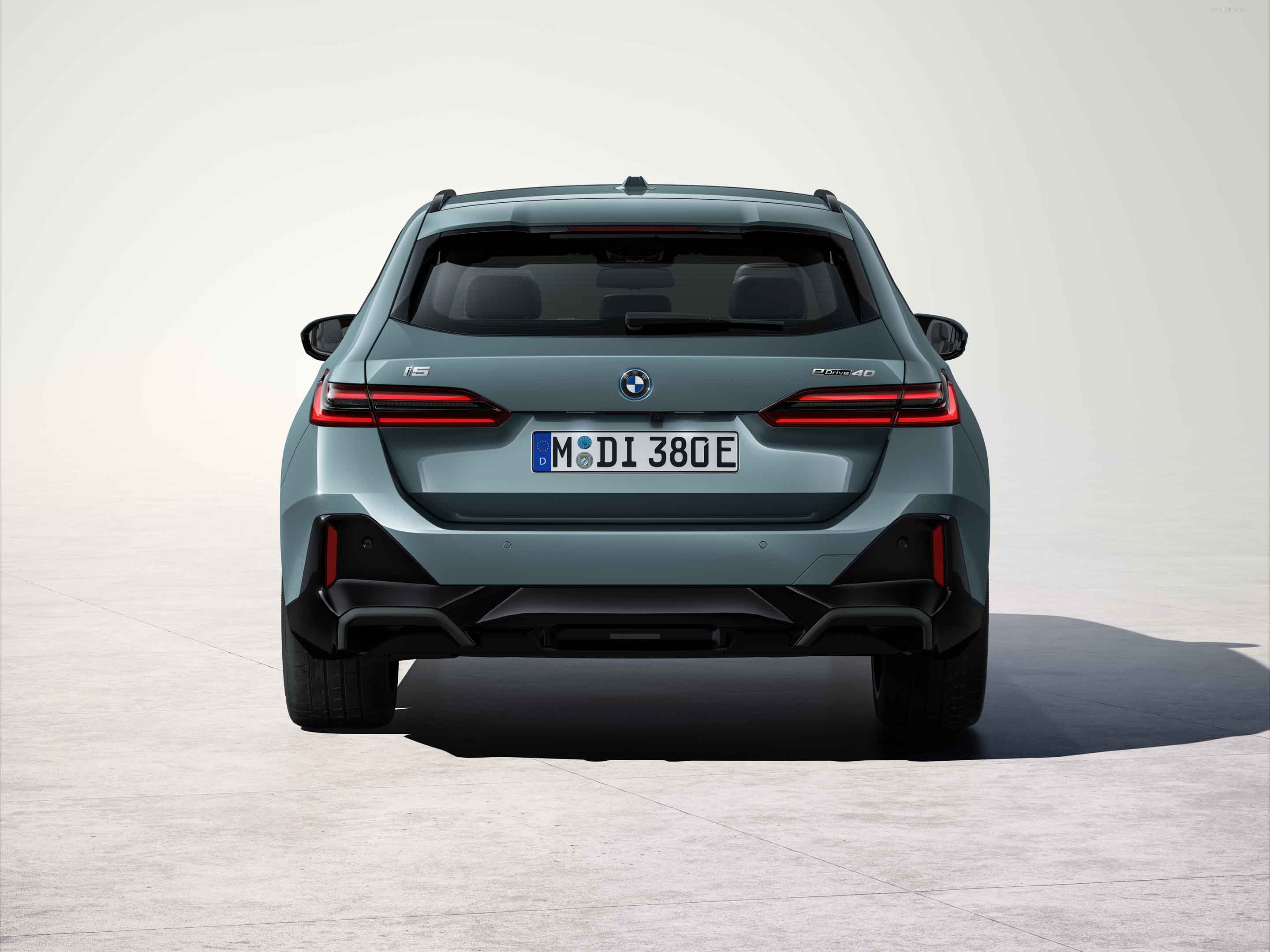 2025 BMW i5 Touring Front View
