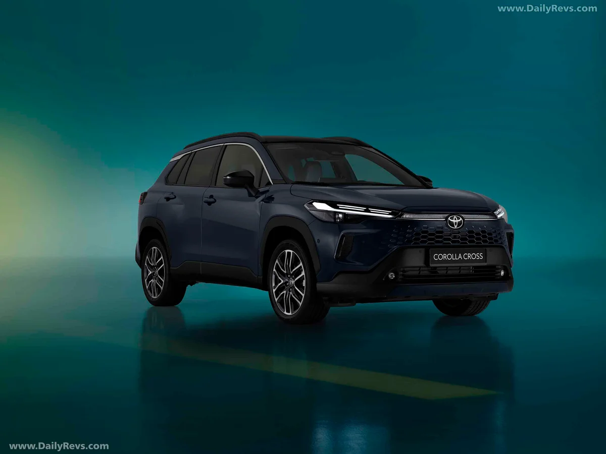 2026 Toyota Corolla Cross European Facelift – Front Three-Quarter View 2026 Toyota Corolla Cross European facelift in dark blue, featuring a body-coloured honeycomb grille, redesigned LED headlights, black lower bumper and alloy wheels.