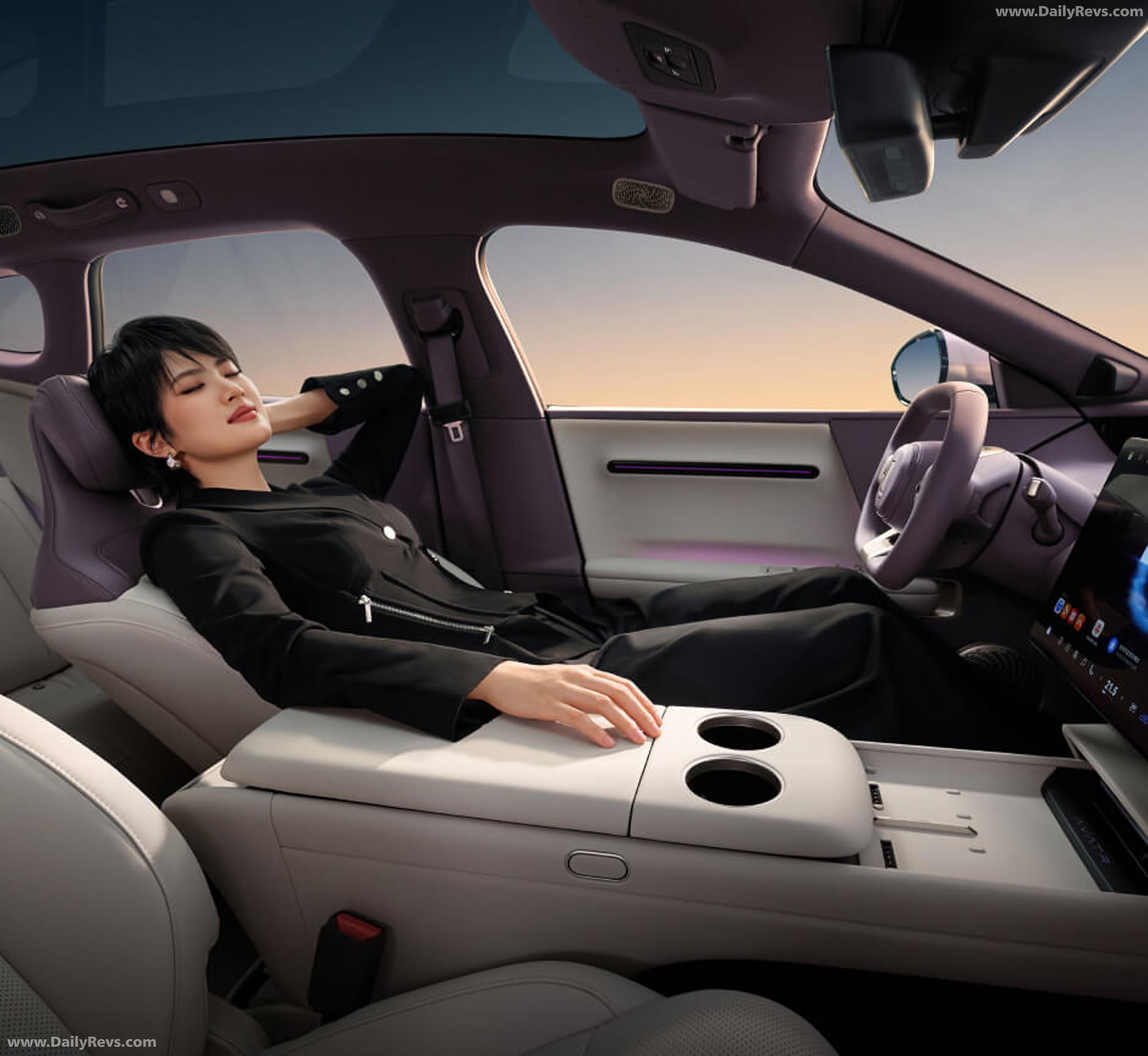 2027 AVATR 06T Knight Edition Interior