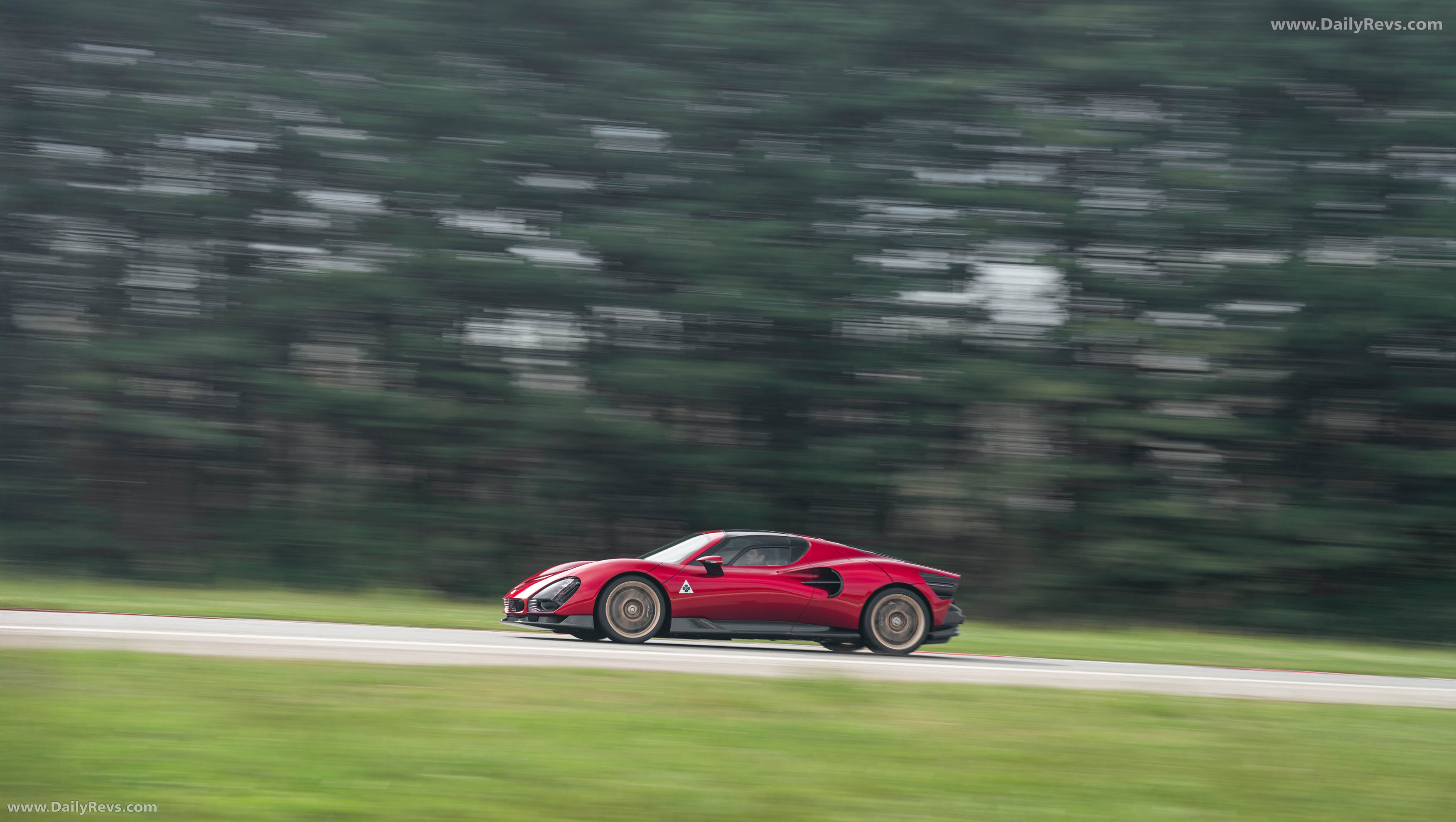 2024 Alfa Romeo 33 Stradale Side View