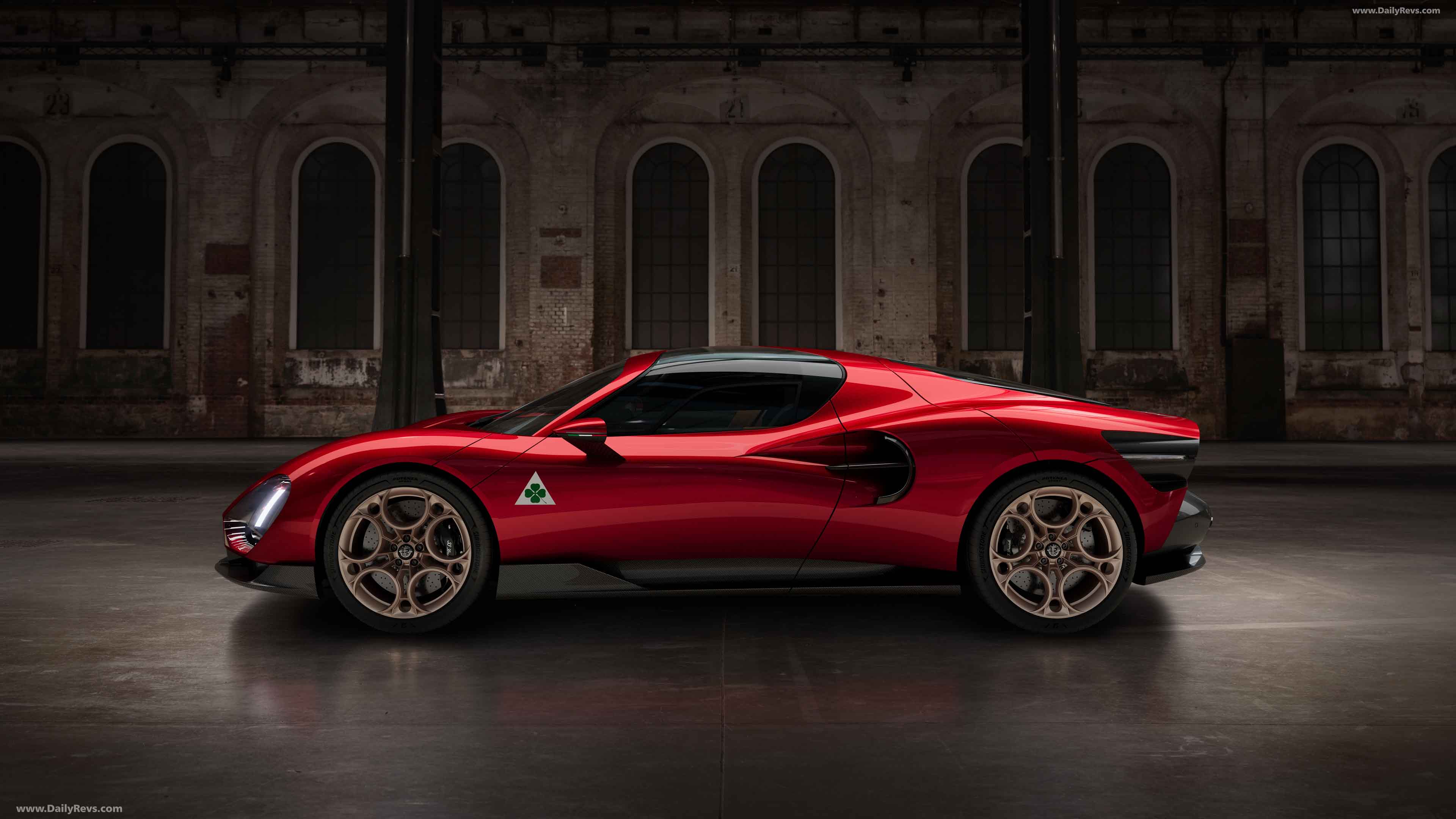 2024 Alfa Romeo 33 Stradale Side View