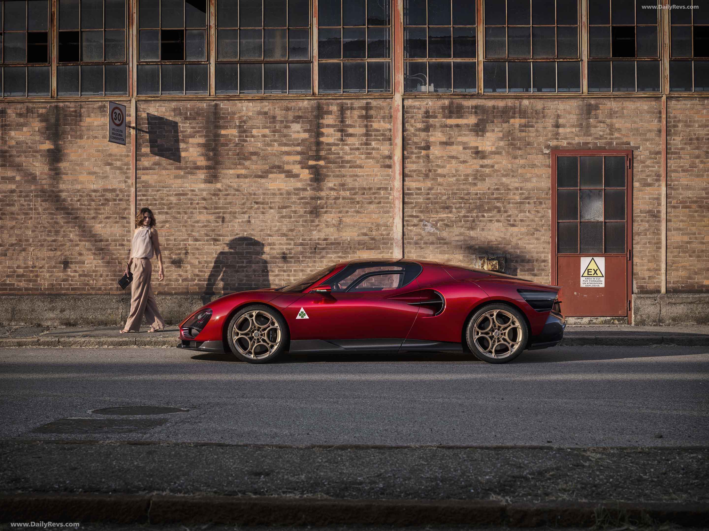 2024 Alfa Romeo 33 Stradale Side View