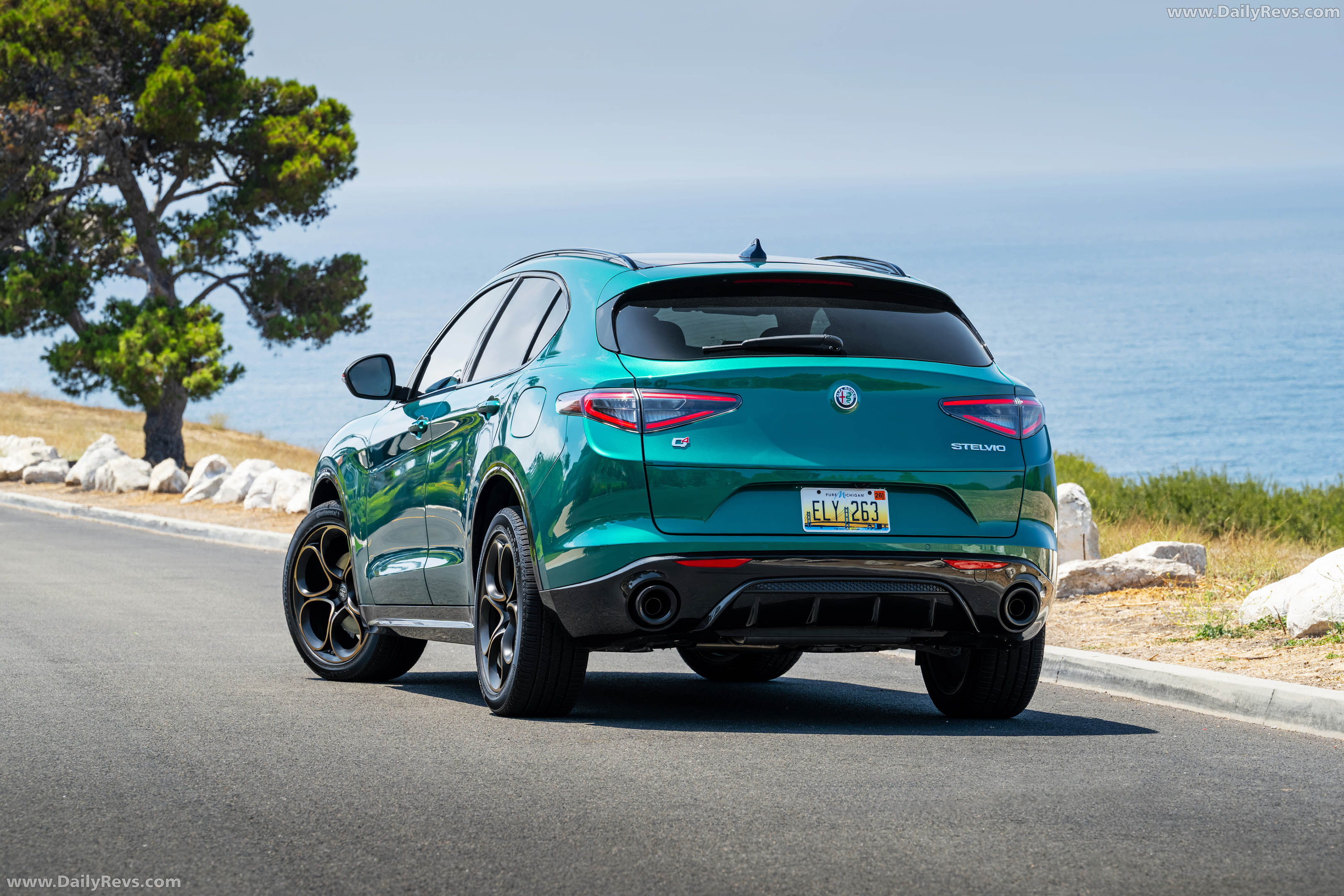 2025 Alfa Romeo Stelvio Intensa US Version Rear View