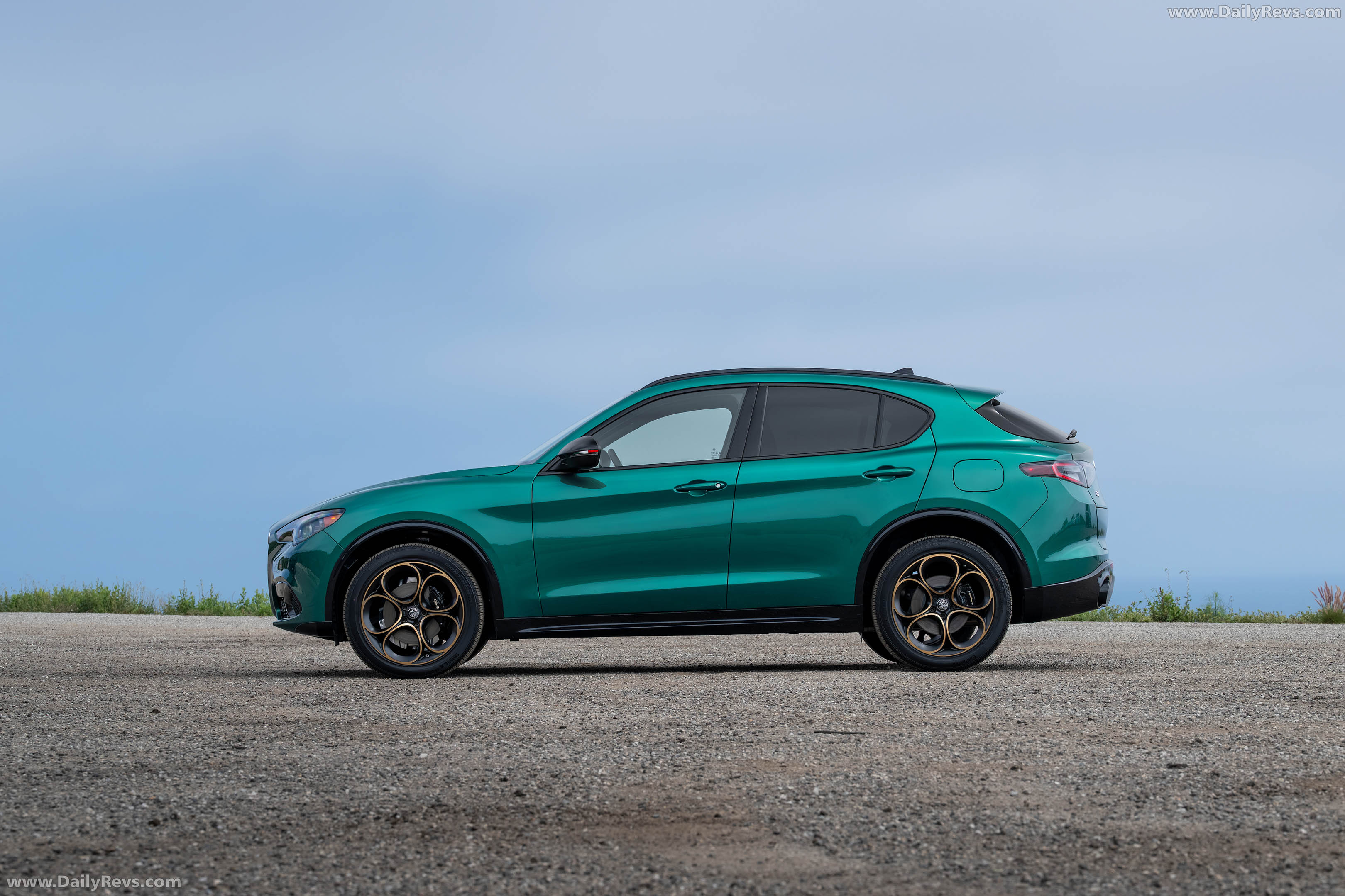 2025 Alfa Romeo Stelvio Intensa US Version Side View