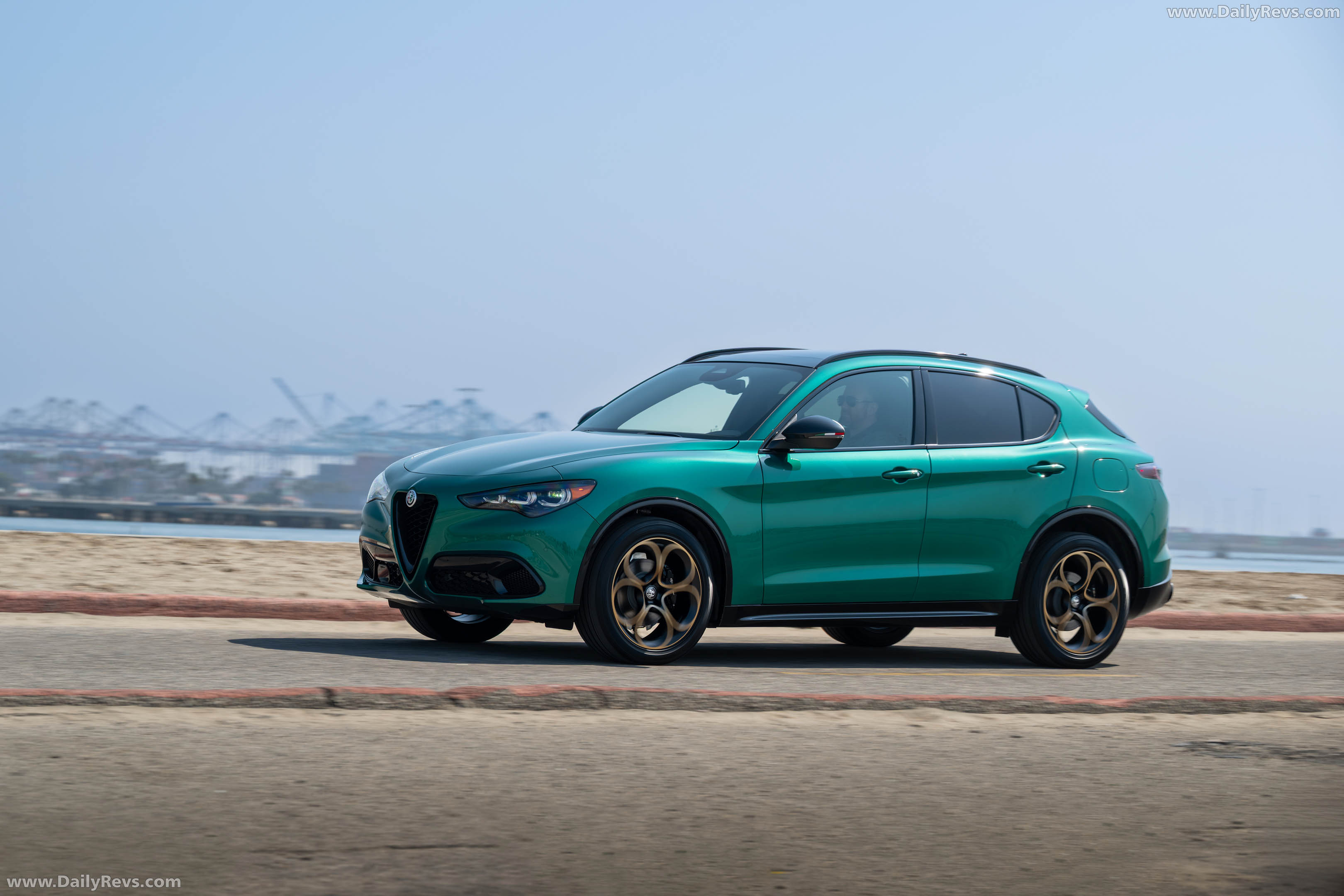 2025 Alfa Romeo Stelvio Intensa US Version Side View