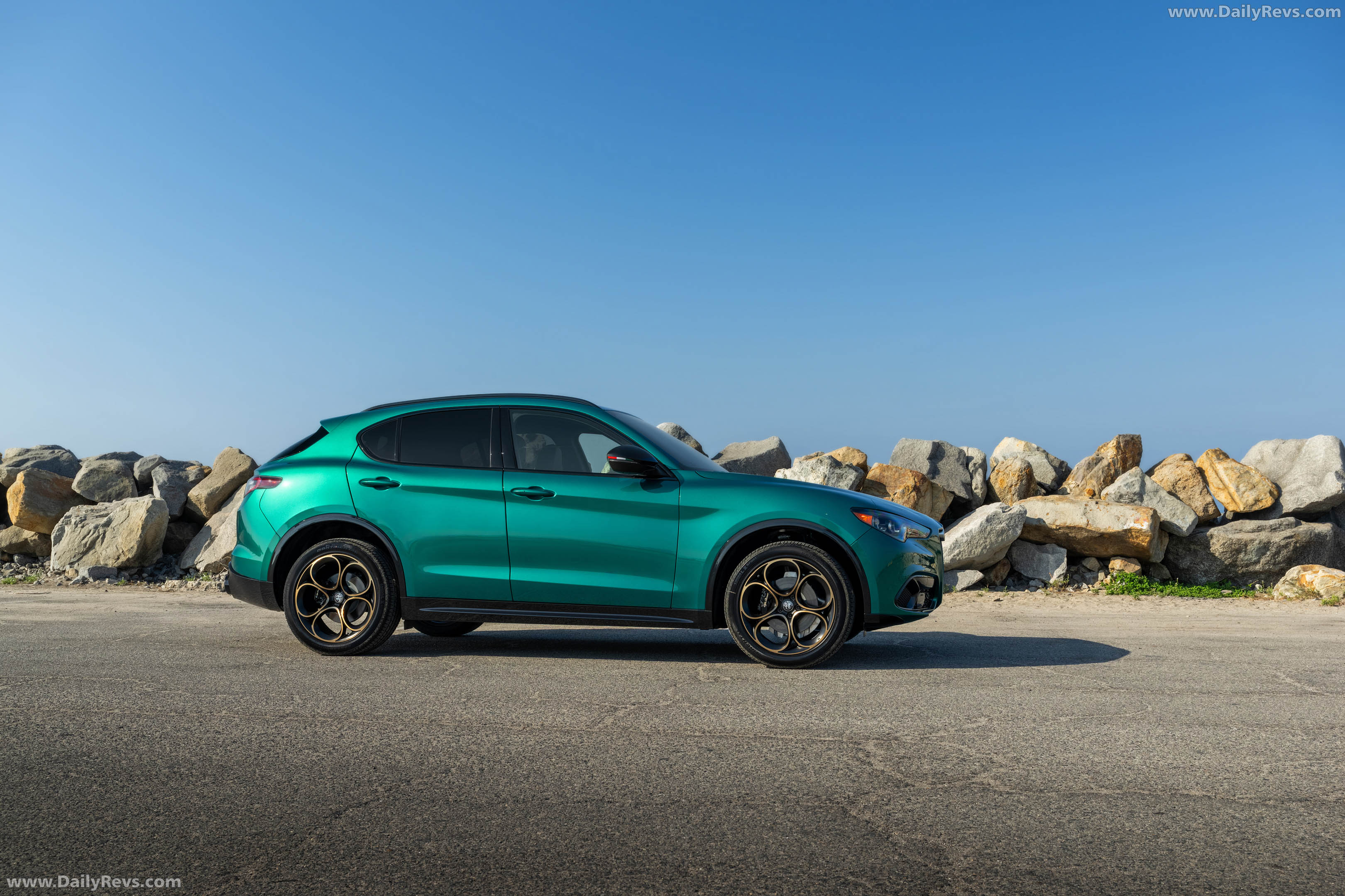 2025 Alfa Romeo Stelvio Intensa US Version Side View