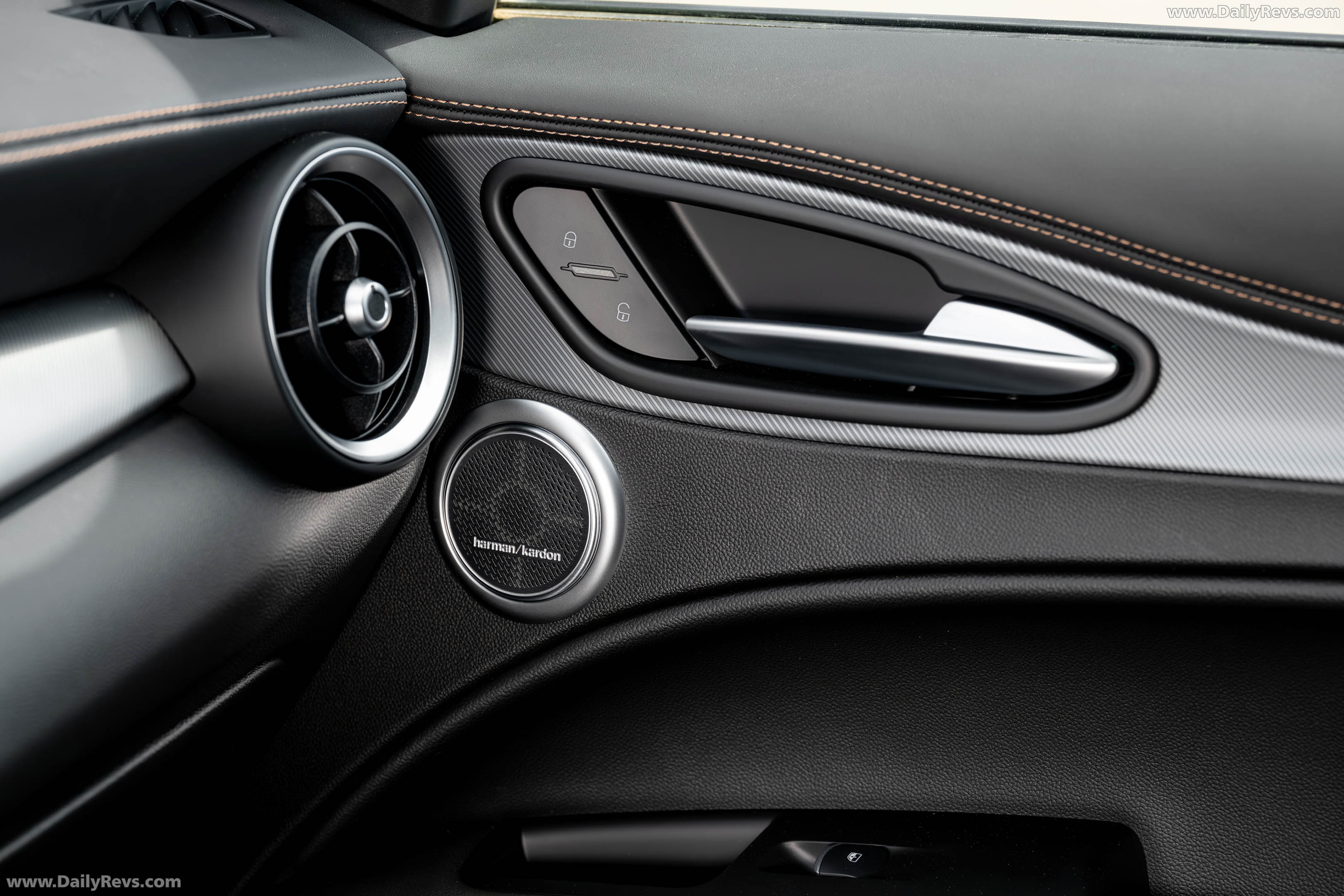 2025 Alfa Romeo Stelvio Intensa US Version Interior