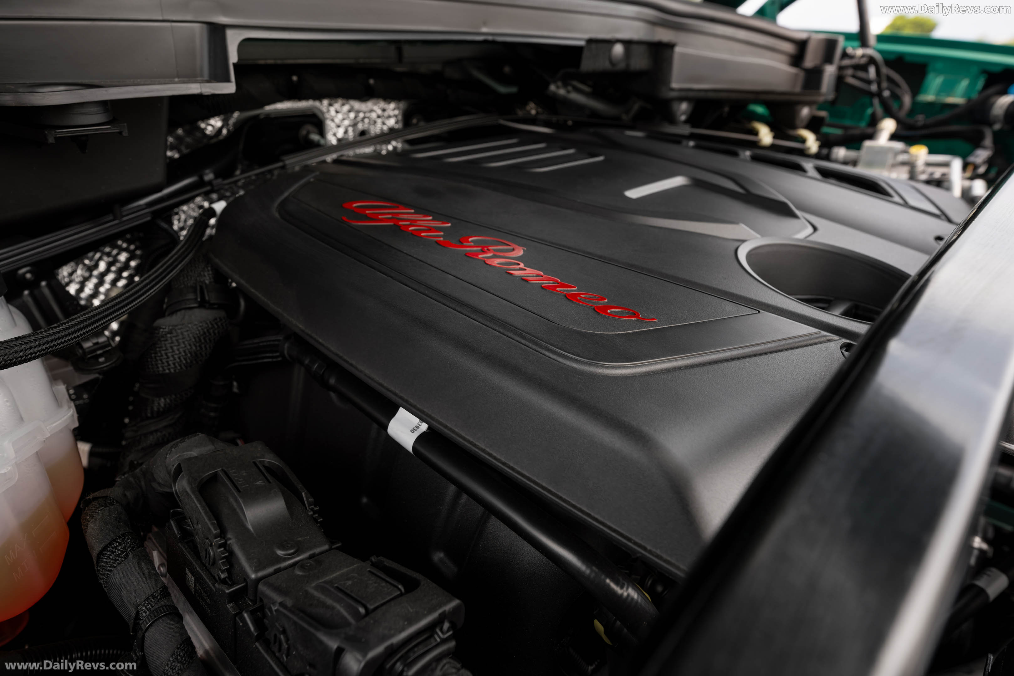 2025 Alfa Romeo Stelvio Intensa US Version Engine