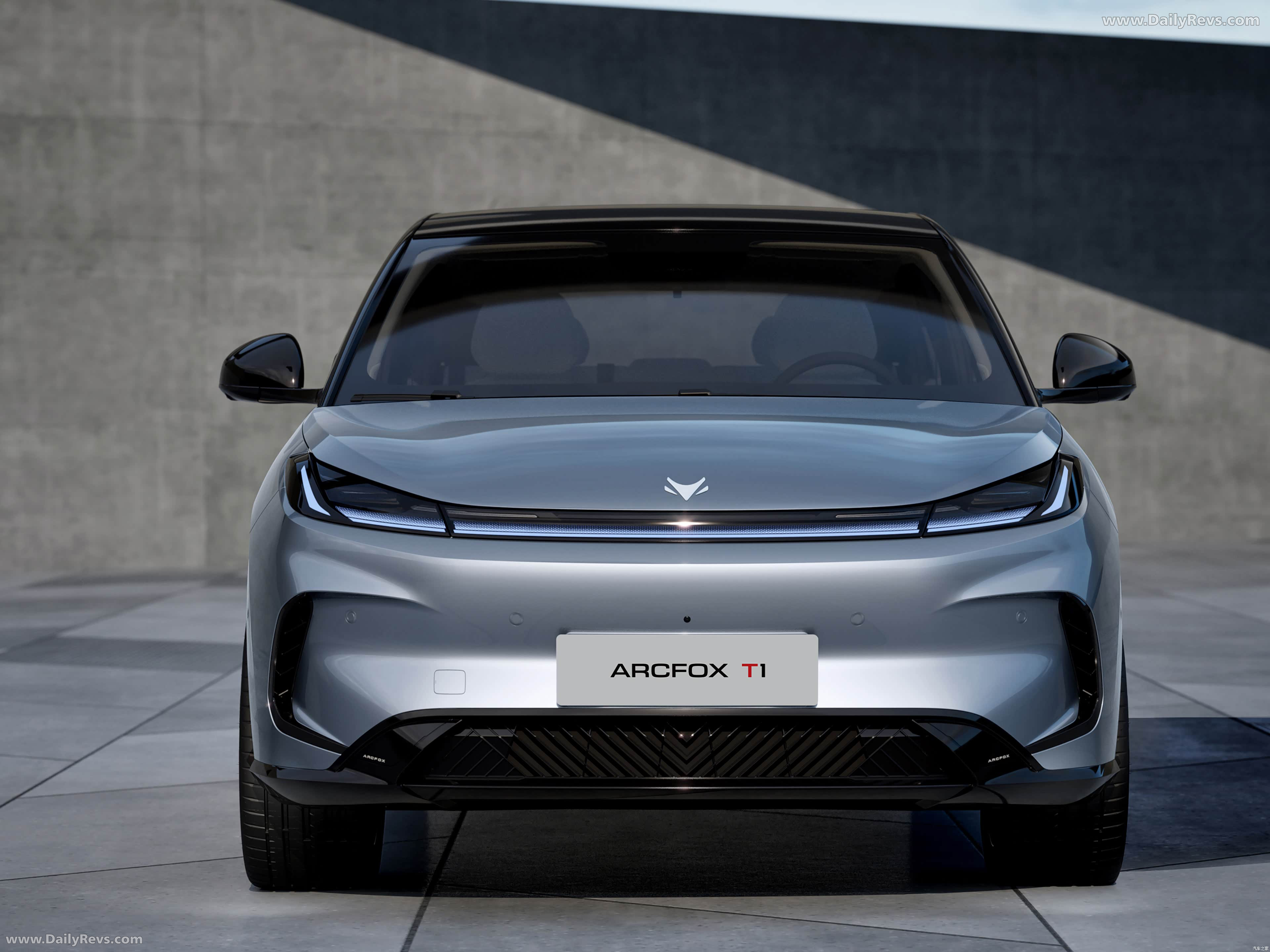 2025 Arcfox T1 Front View