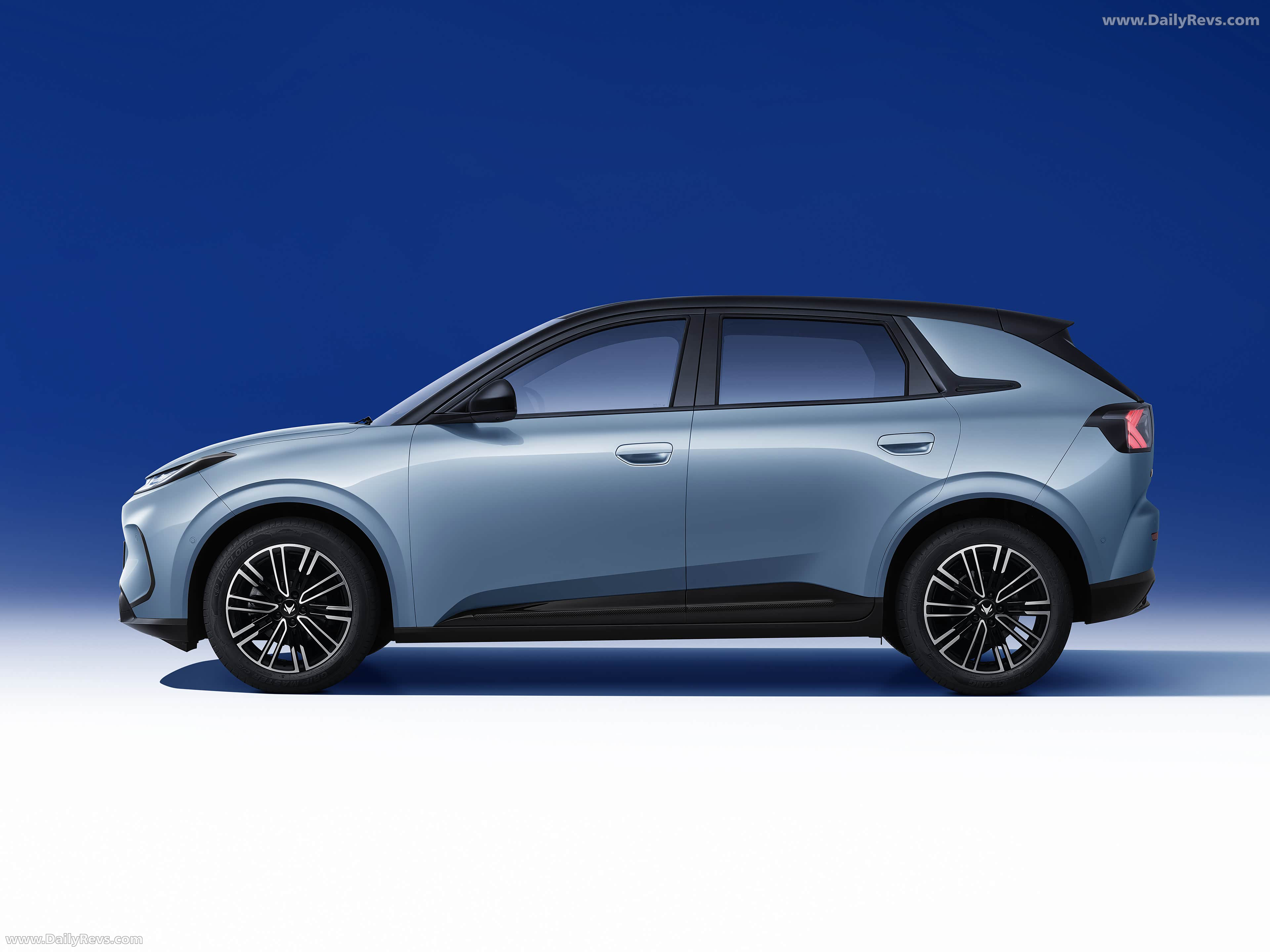 2025 Arcfox T1 Side View