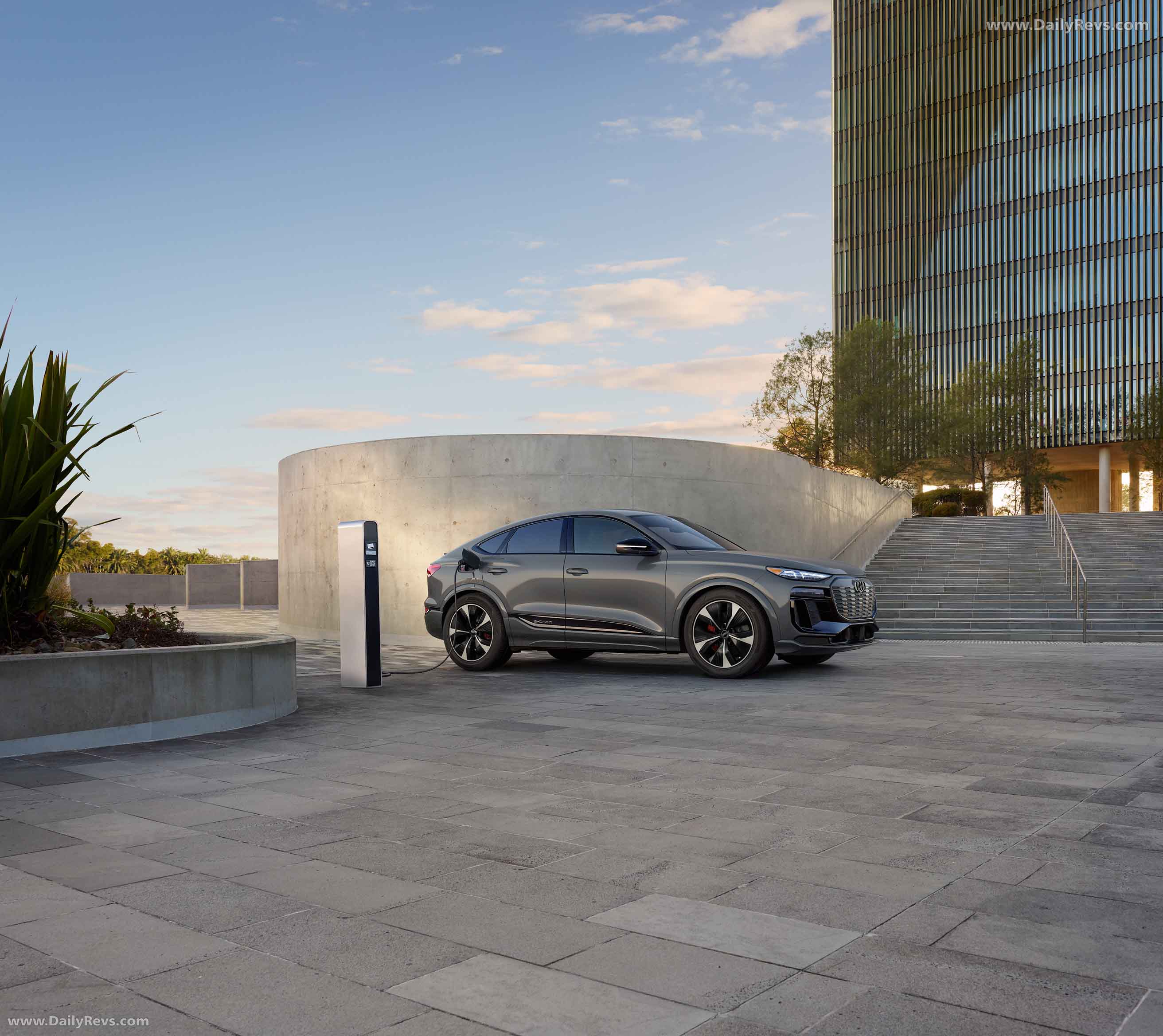 2025 Audi SQ6 Sportback e-tron AU516 US Version Side View