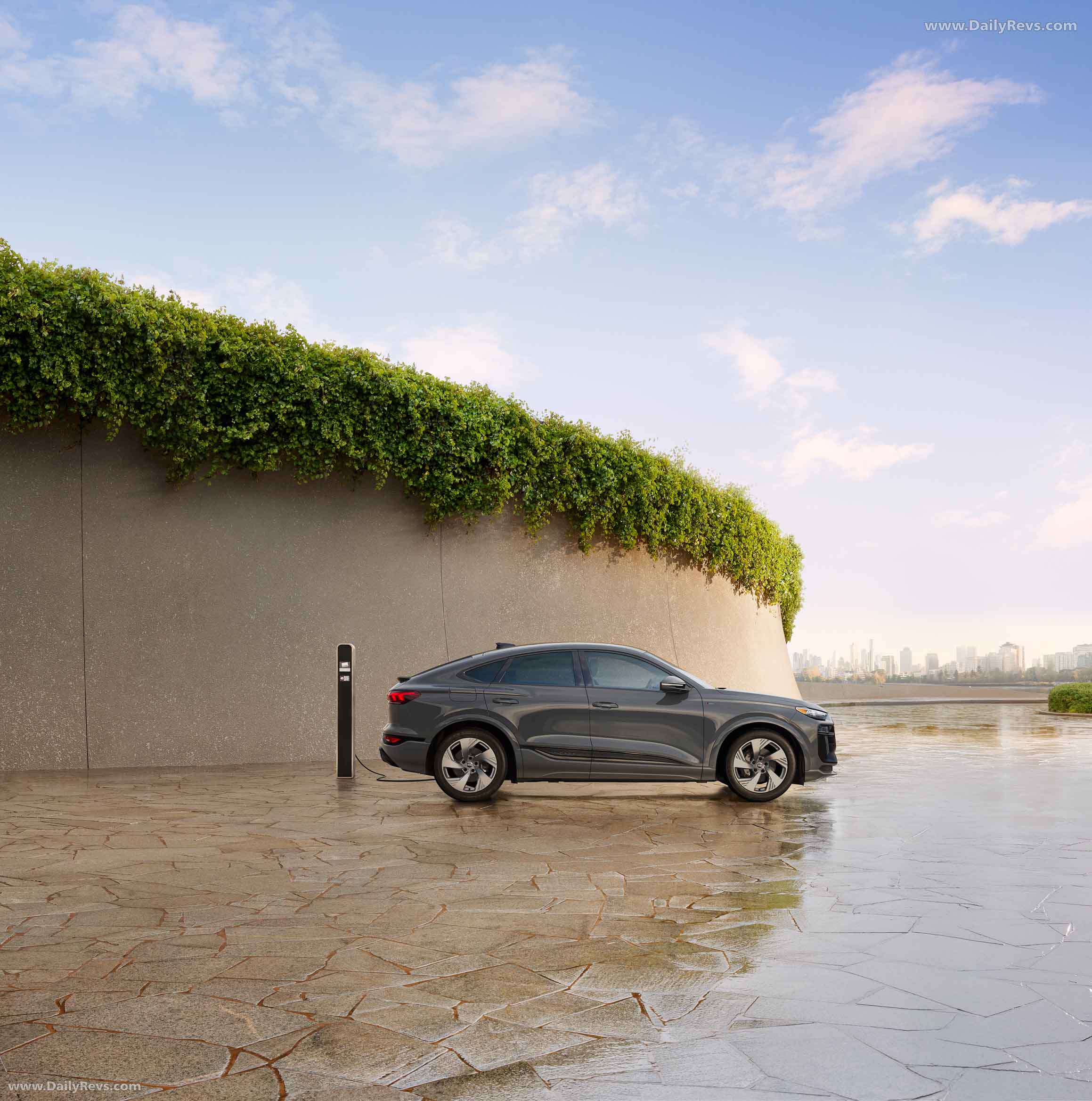 2025 Audi Q6 Sportback e-tron AU516 US Version Side View