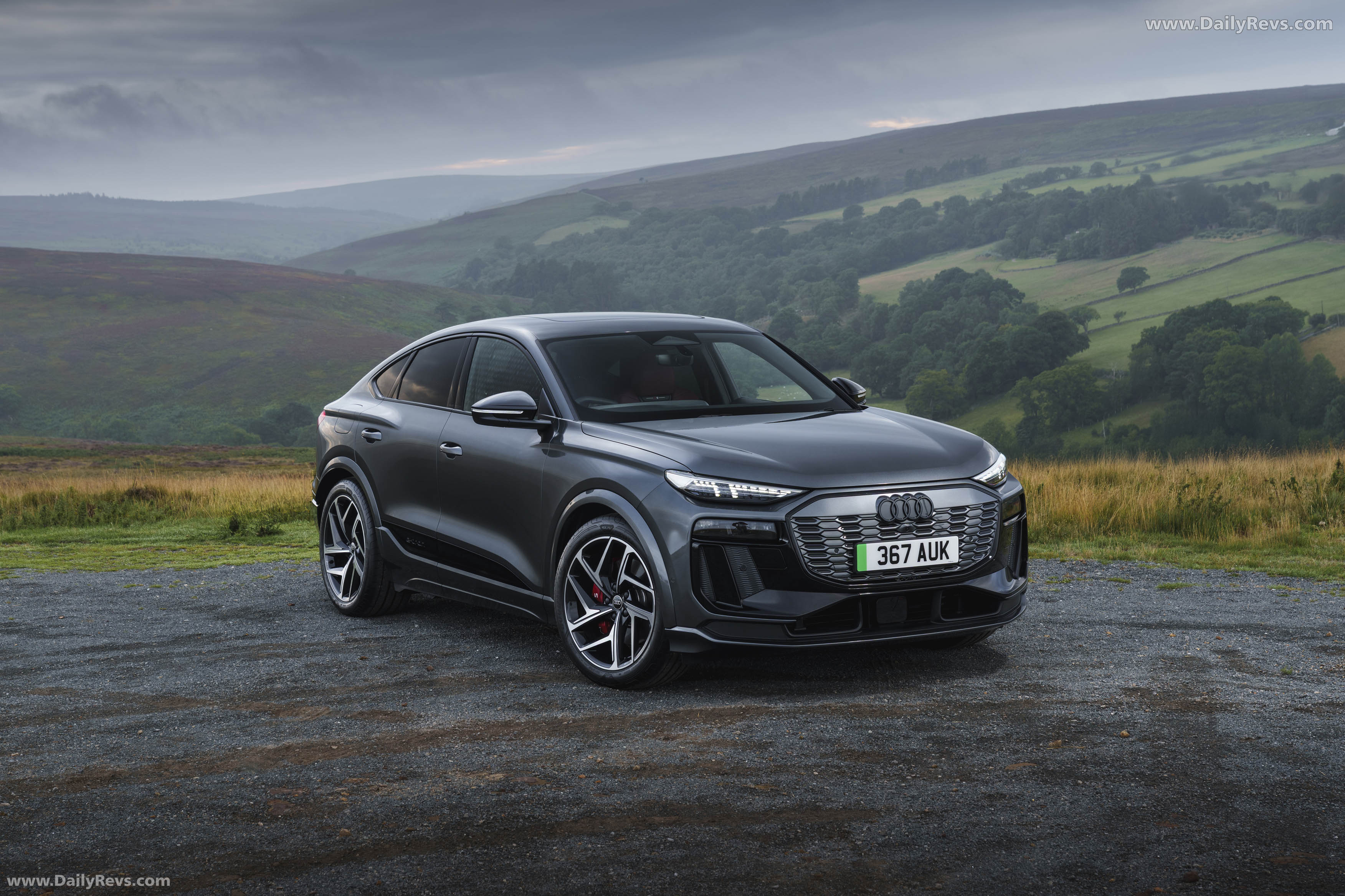 2025 Audi SQ6 Sportback e-tron AU516 UK Version Front View