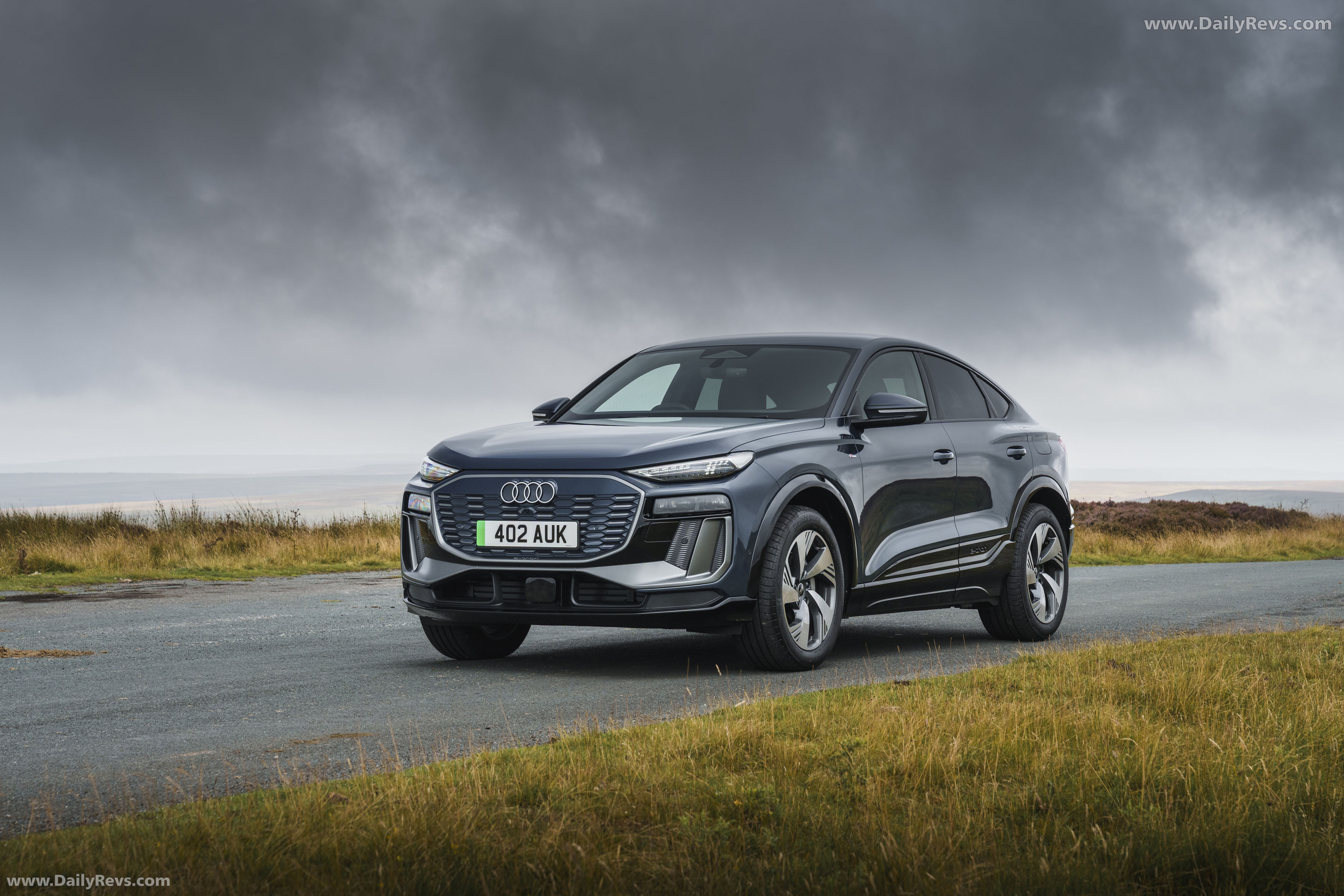 2025 Audi Q6 Sportback e-tron S-Line AU516 Front View
