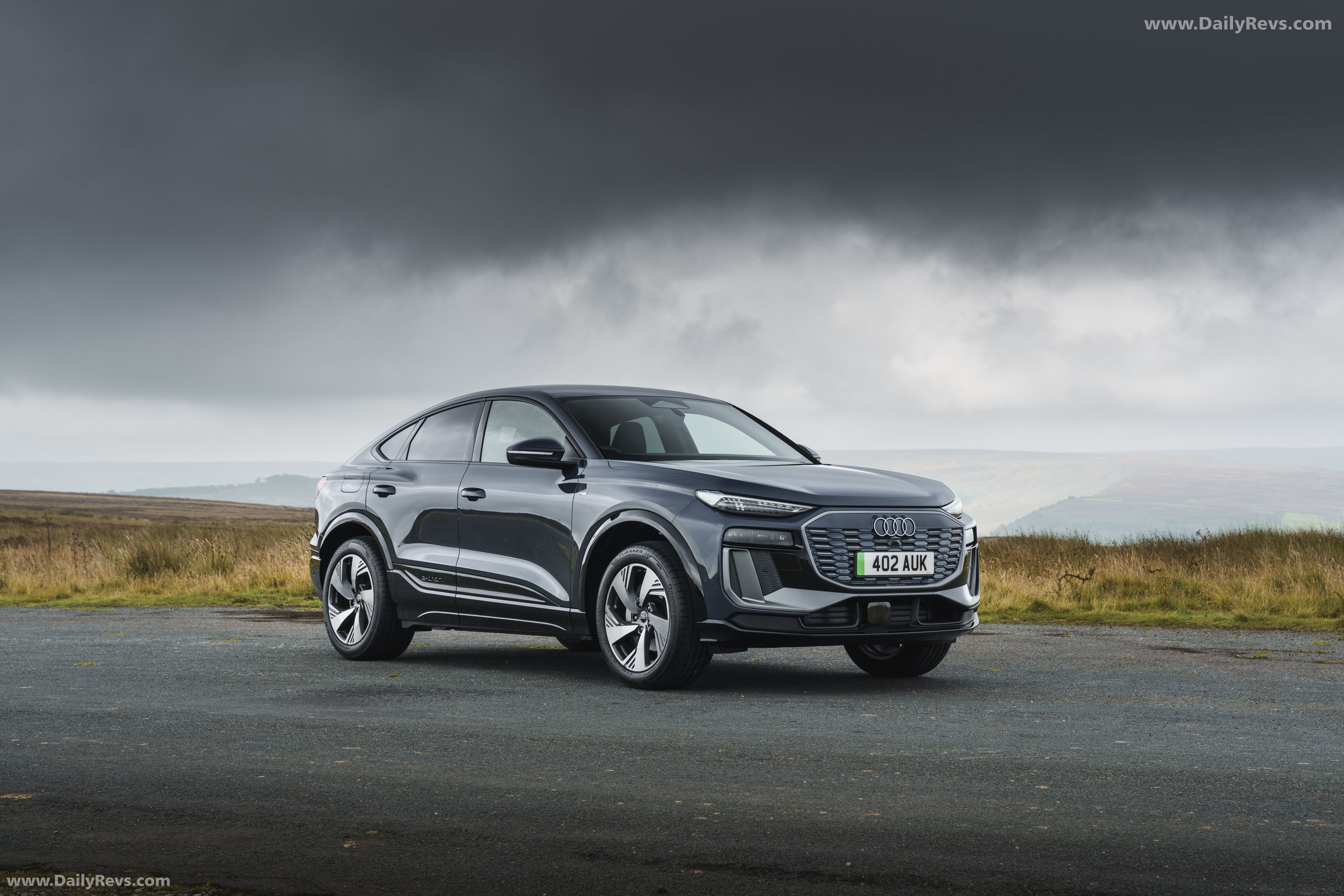 2025 Audi Q6 Sportback e-tron S-Line AU516 Front View