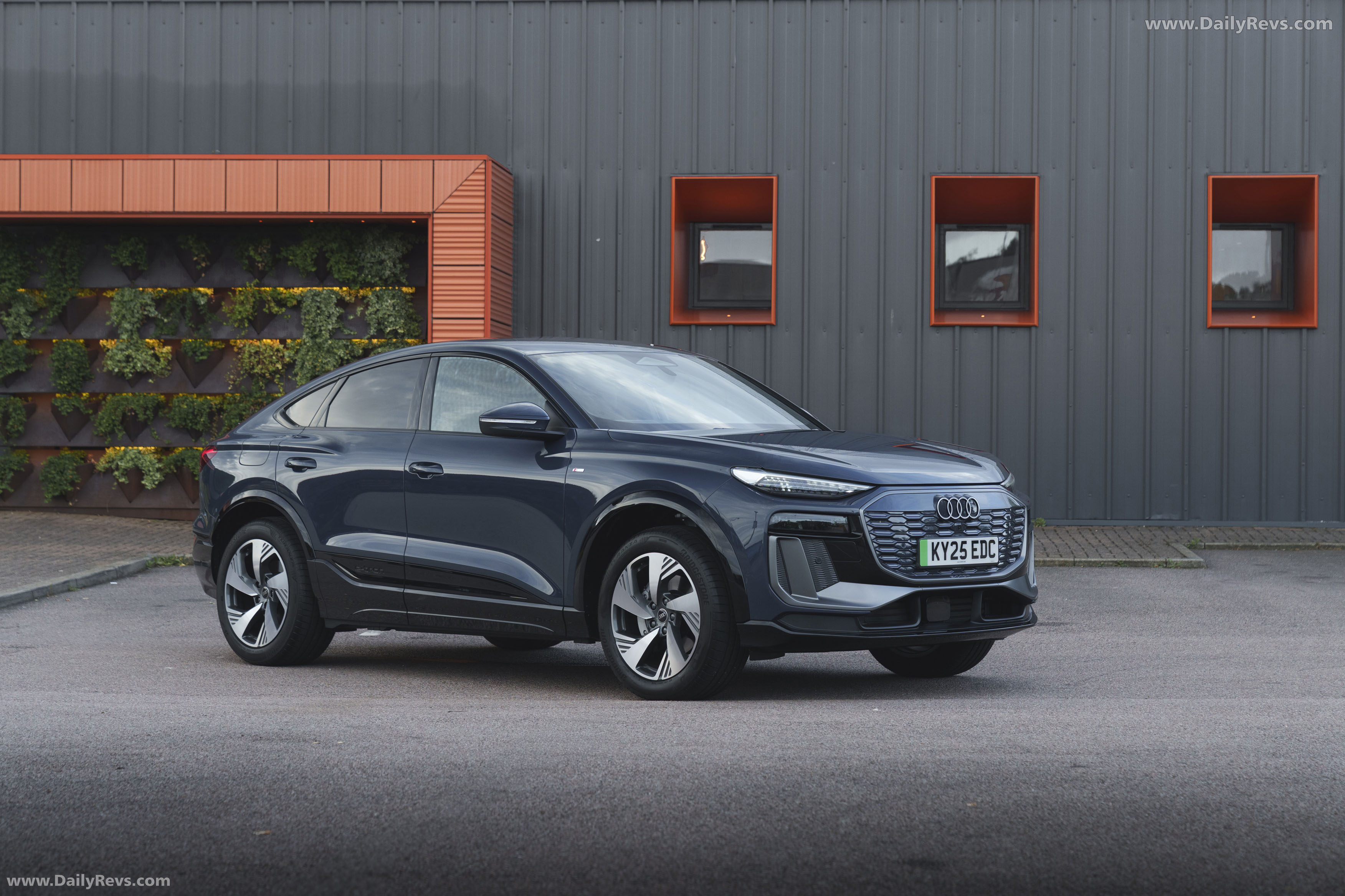 2025 Audi Q6 Sportback e-tron S-Line AU516 Front View
