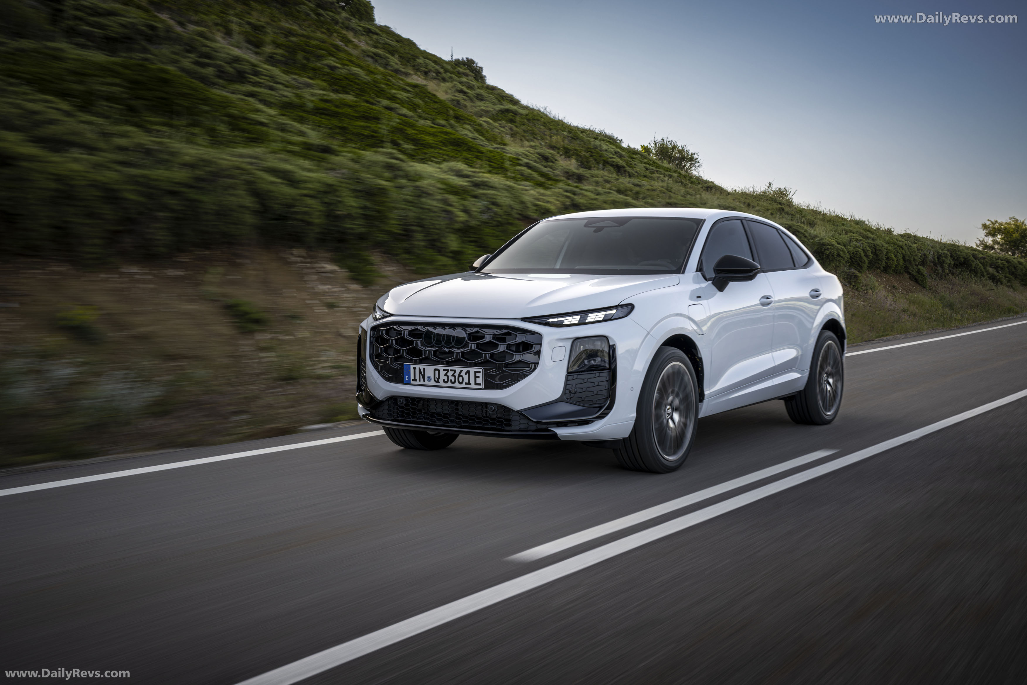 2026 Audi Q3 Sportback e-hybrid F3 Front View