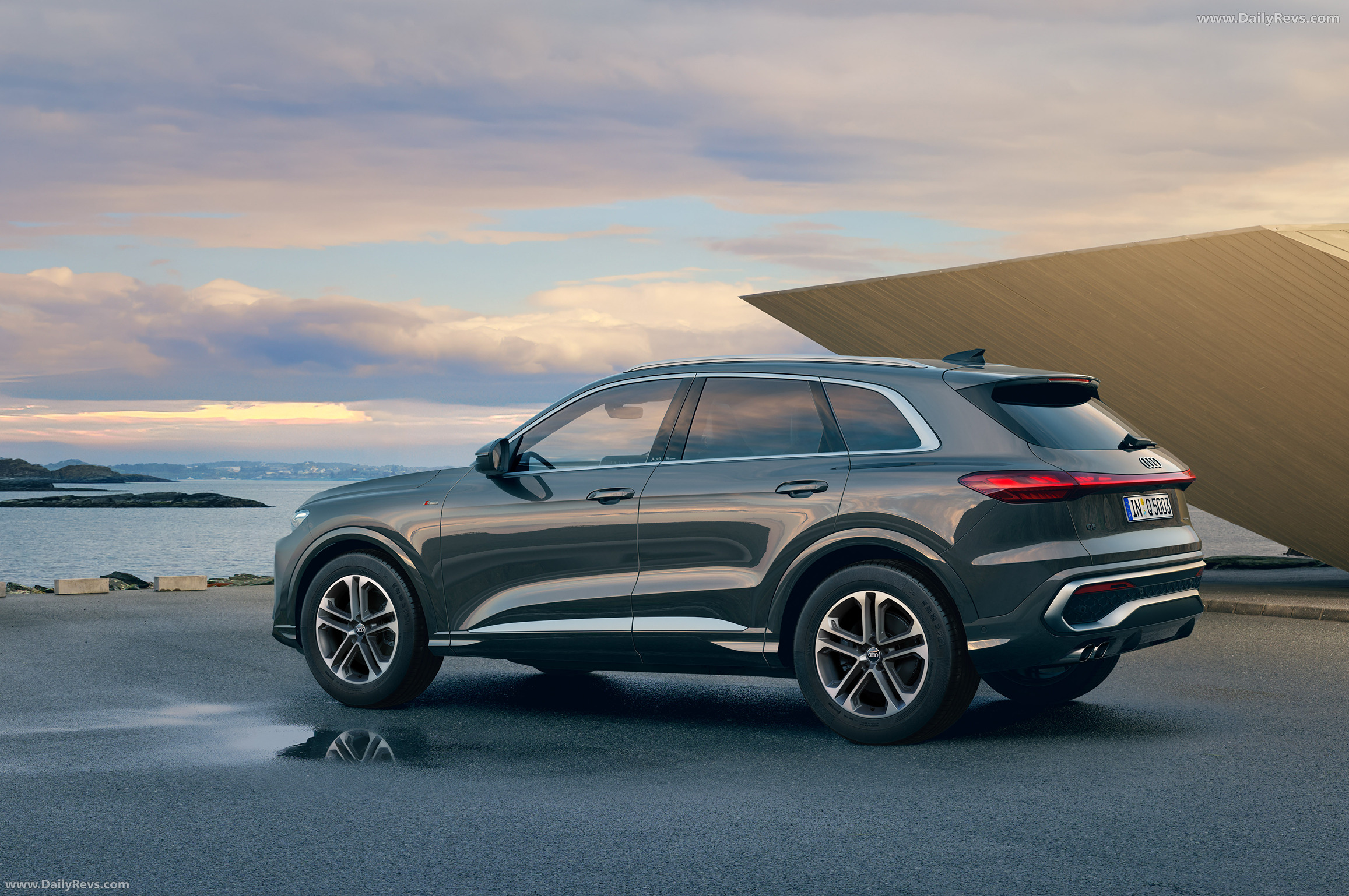 2025 Audi Q5 FY Japanese Version Side View