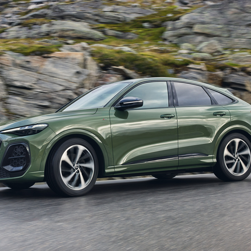 2025 Audi Q5 Sportback FY Japanese Version Side View