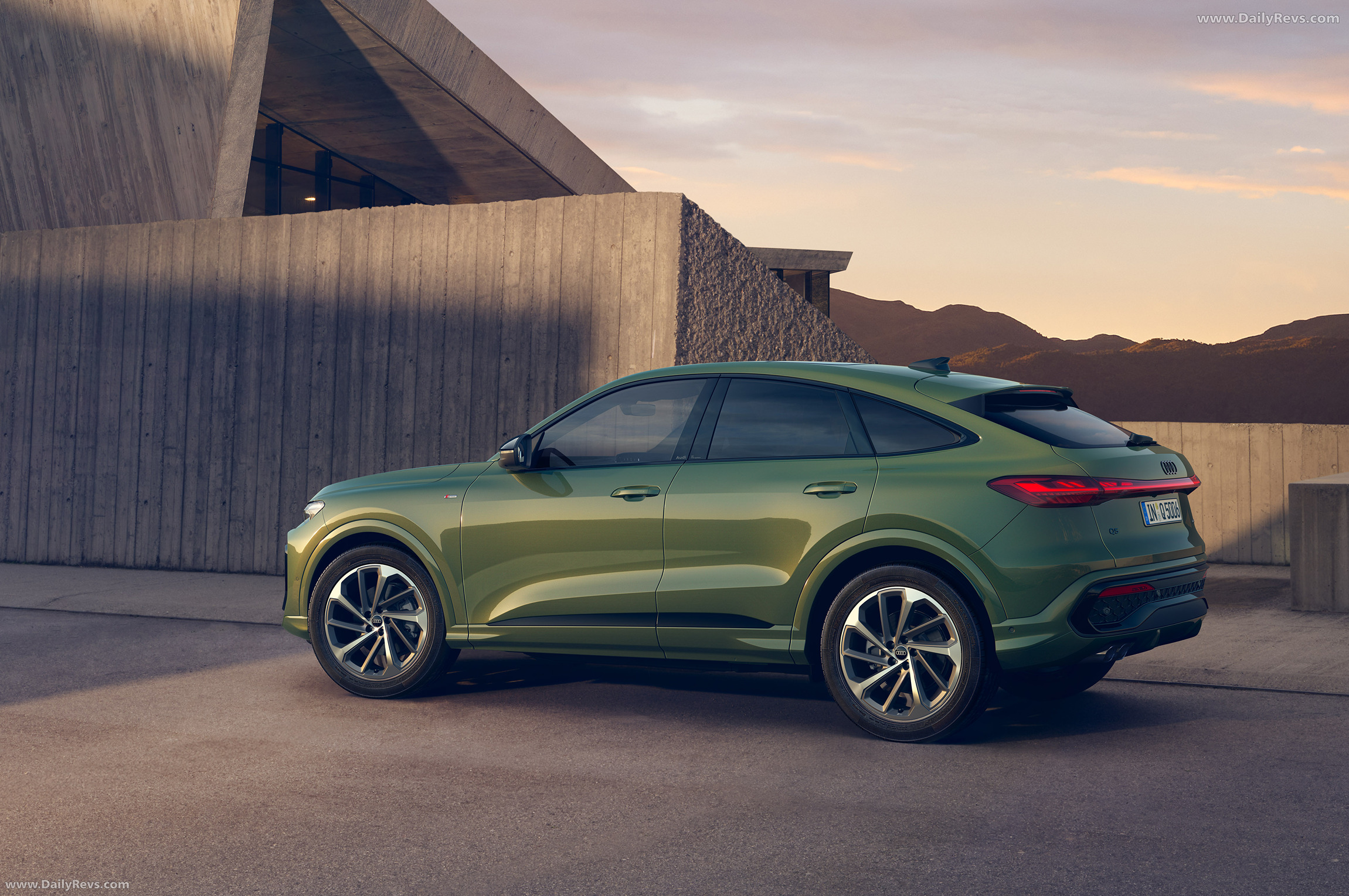 2025 Audi Q5 Sportback FY Japanese Version Side View