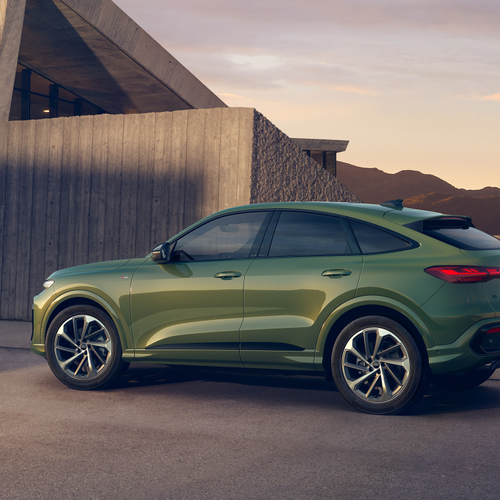2025 Audi Q5 Sportback FY Japanese Version Side View