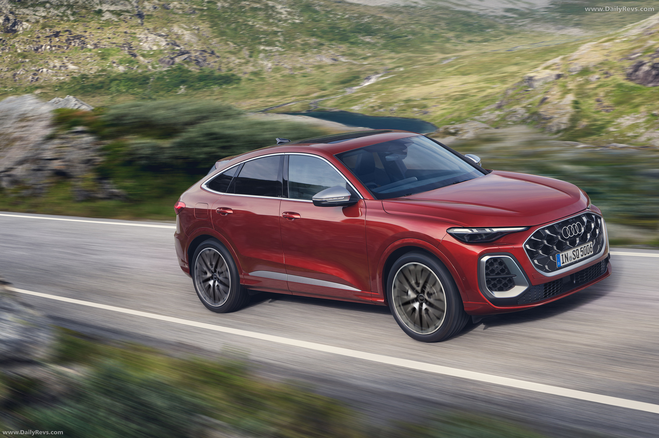 2025 Audi SQ5 Sportback FY Japanese Version Side View