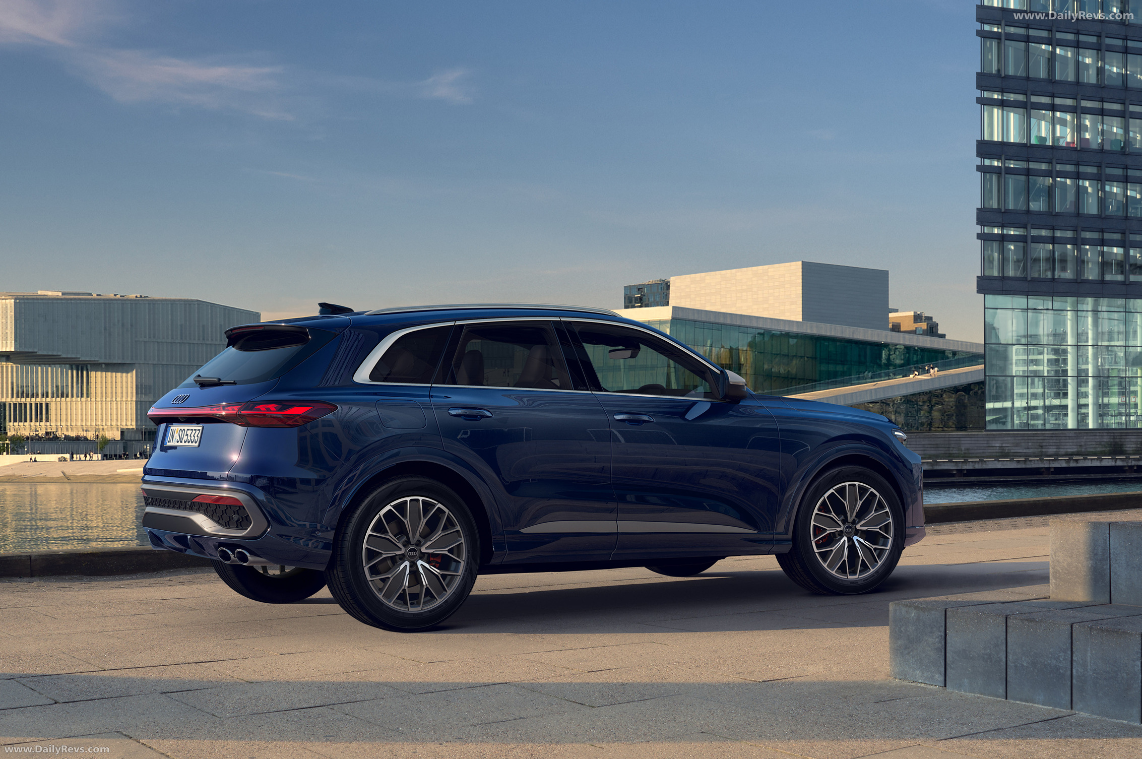 2025 Audi SQ5 FY Japanese Version Side View