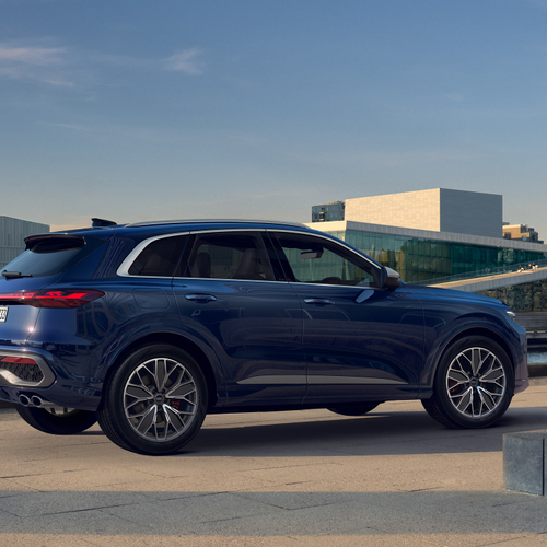 2025 Audi SQ5 FY Japanese Version Side View