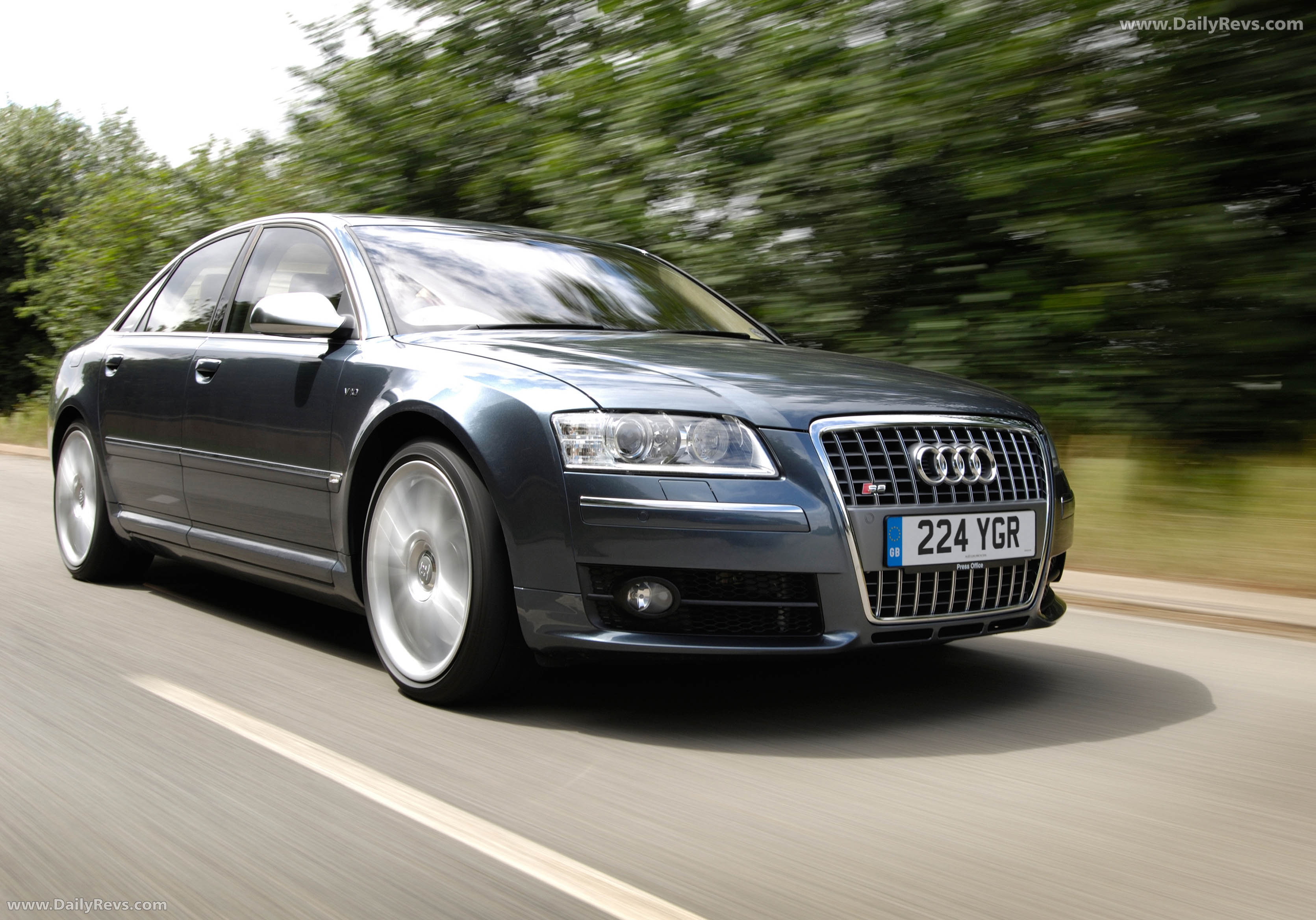 2006 Audi S8 V10 Front View