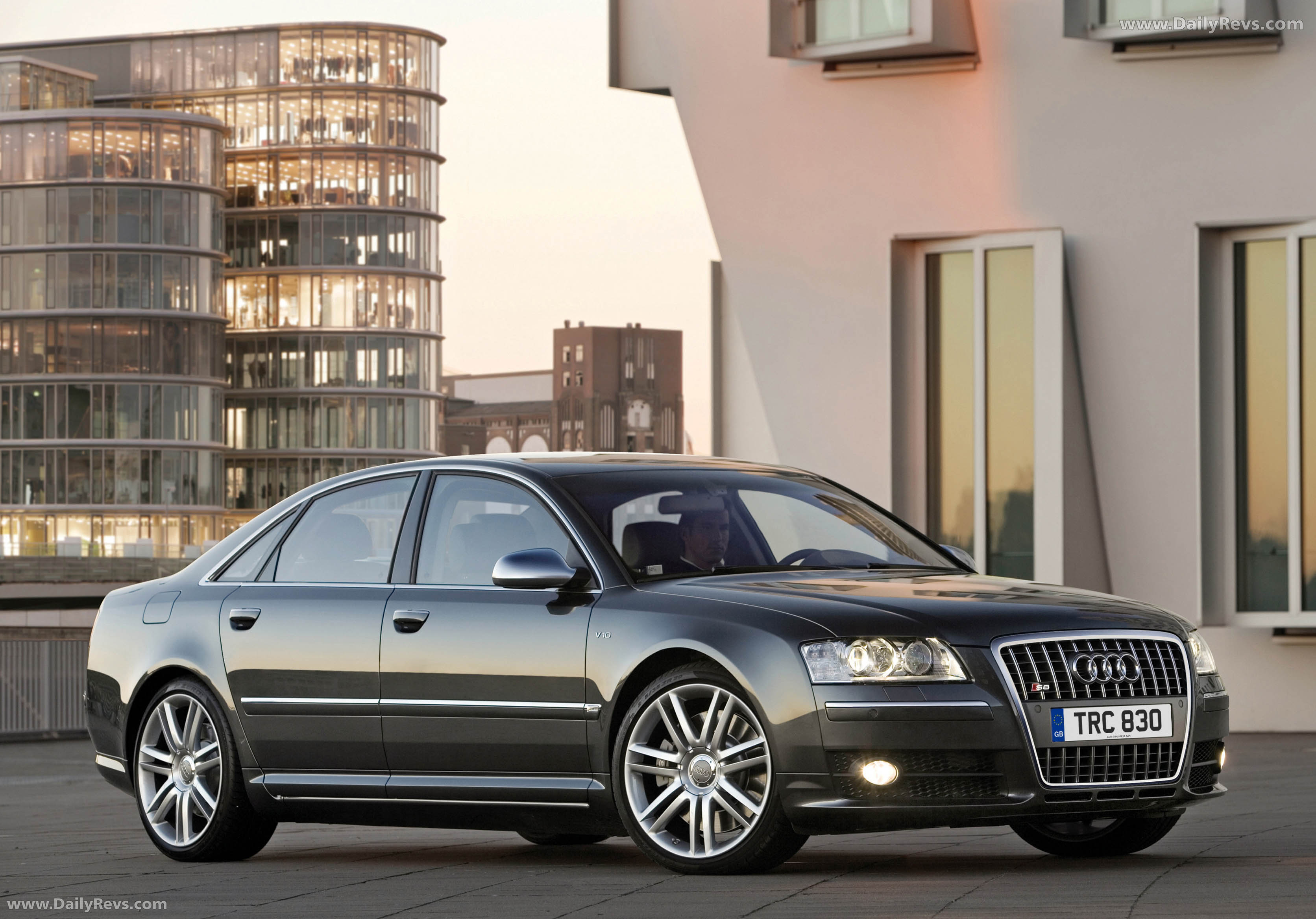 2006 Audi S8 V10 Front View