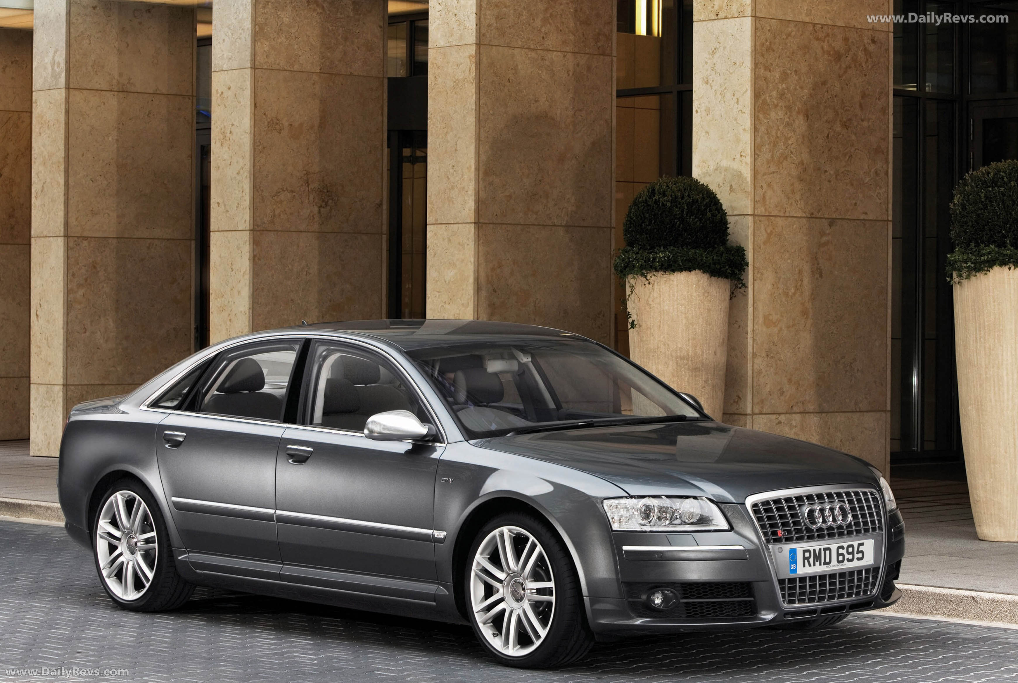 2006 Audi S8 V10 Front View