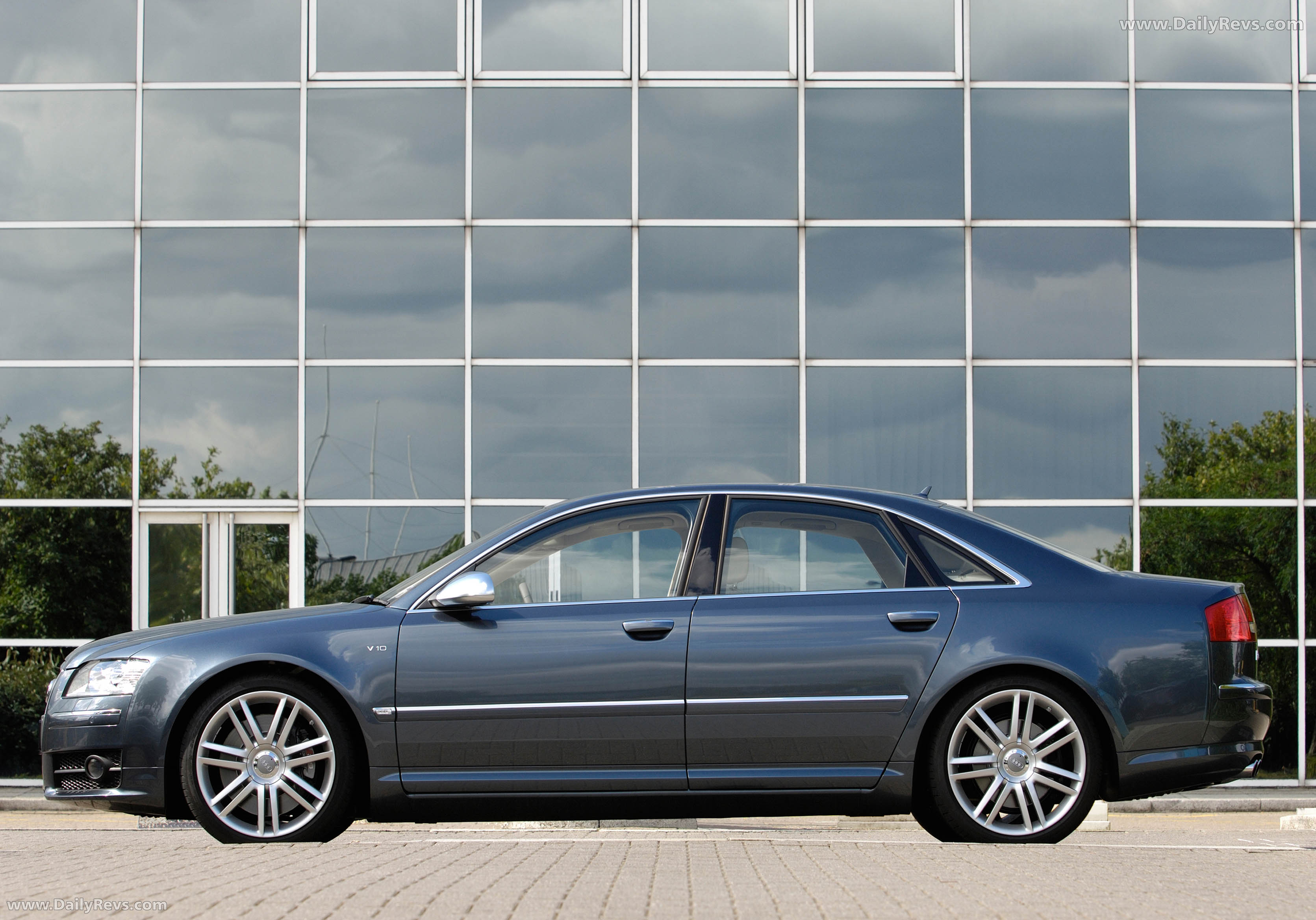 2006 Audi S8 V10 Side View