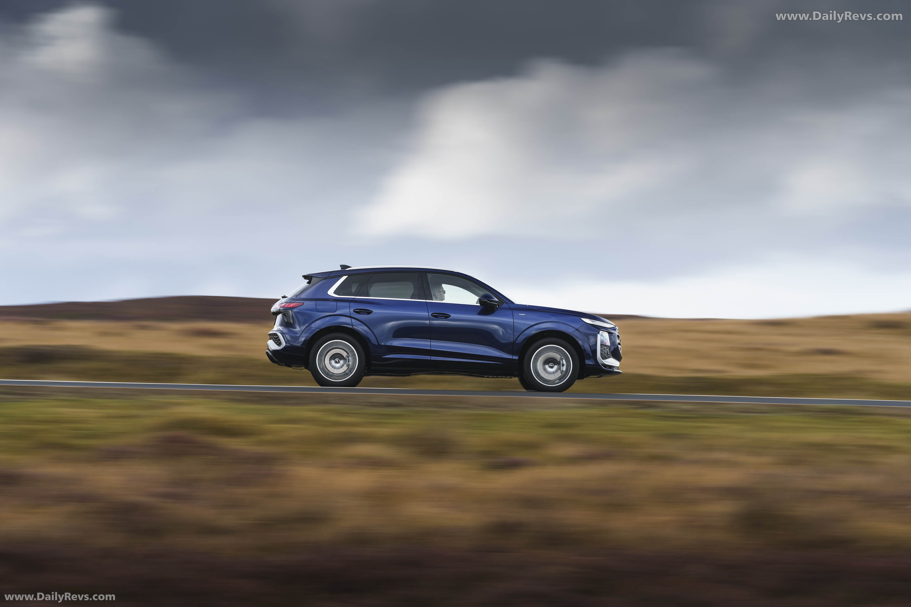 2026 Audi Q3 e-hybrid F3 UK Version Side View