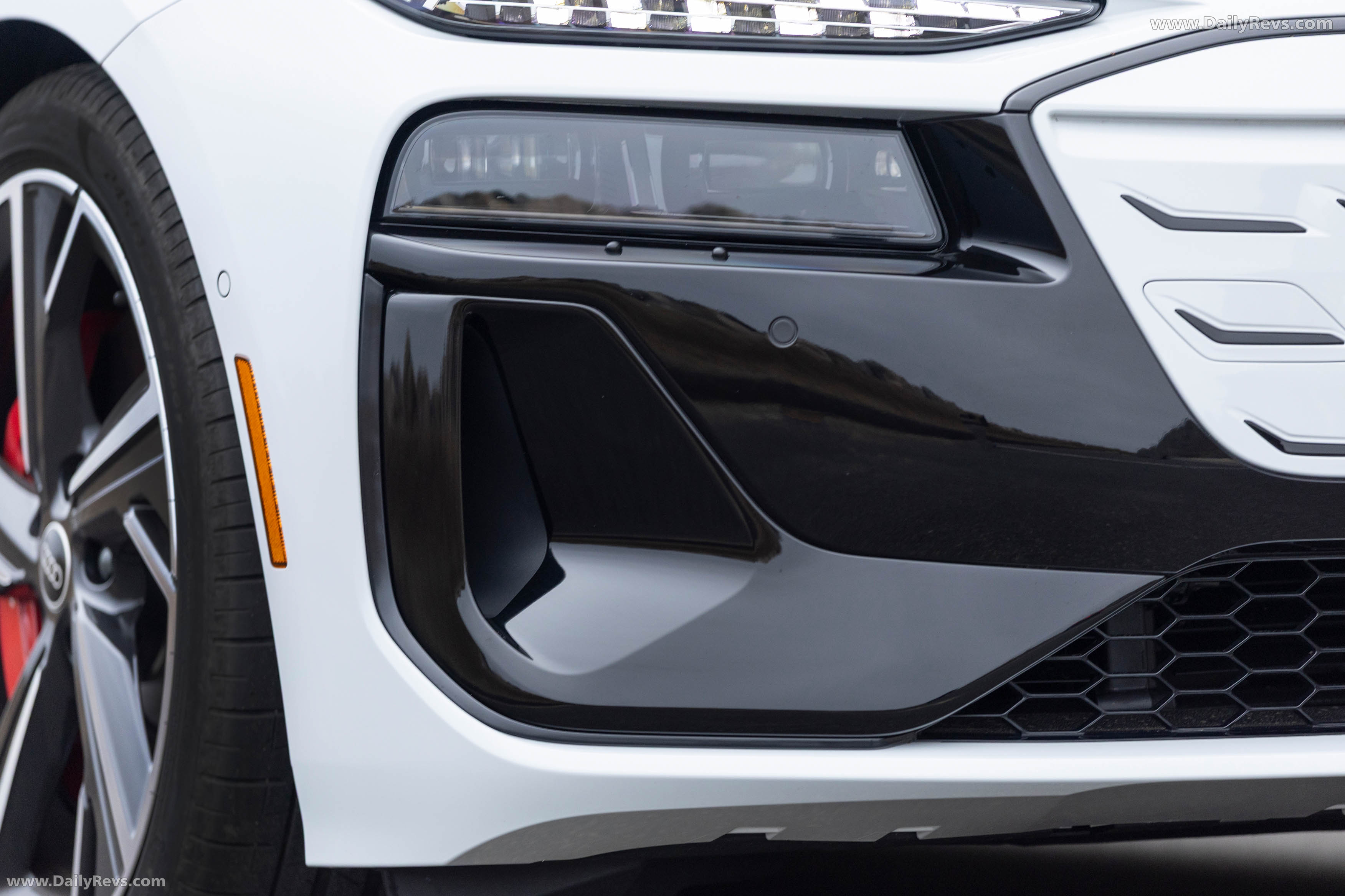 2025 Audi S6 Sportback e-tron C9 Glacier White Exterior
