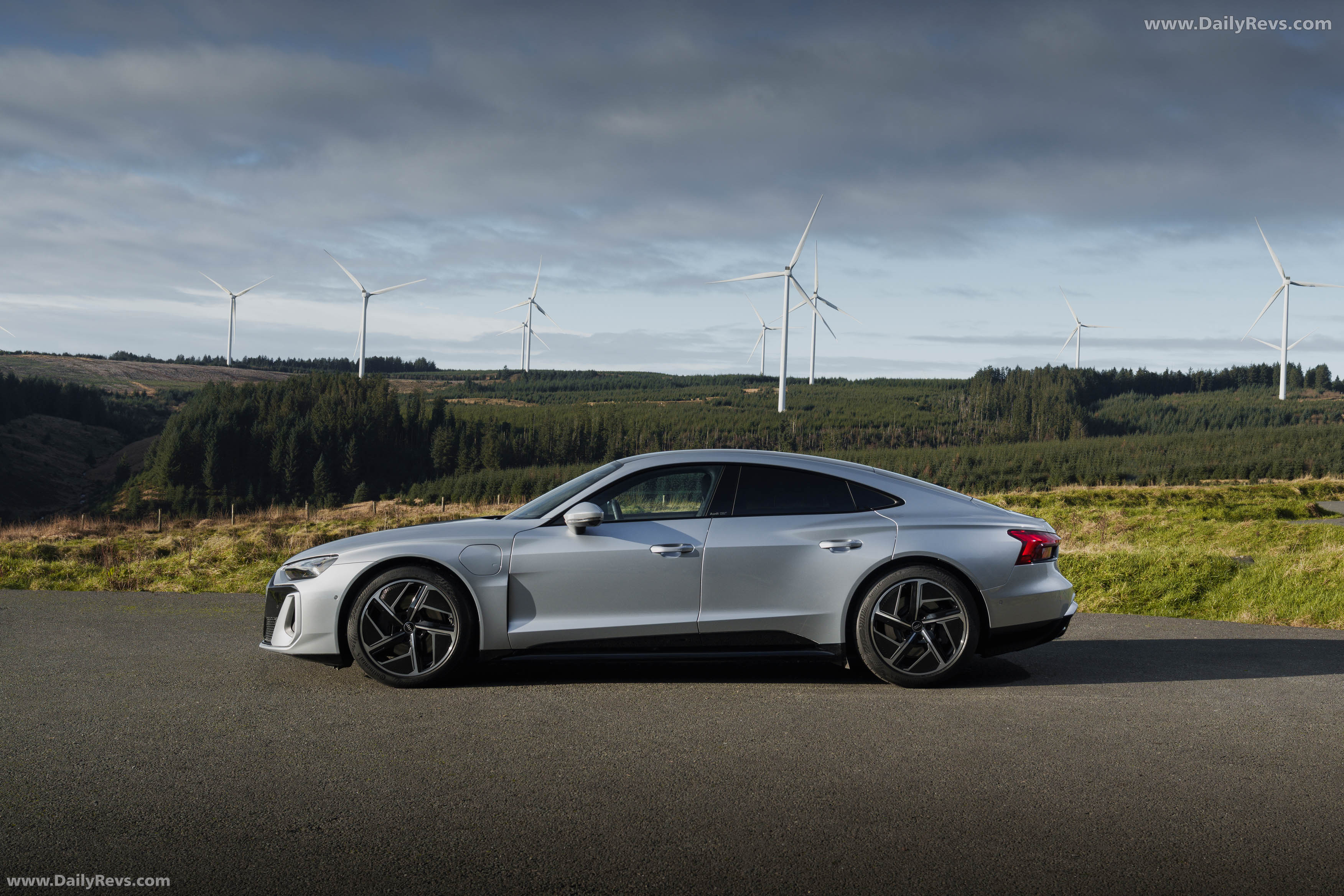 2025 Audi e-tron GT quattro UK Version Side View