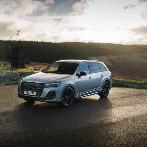 2025 Audi Q7 TFSI e 4M UK Version Front View