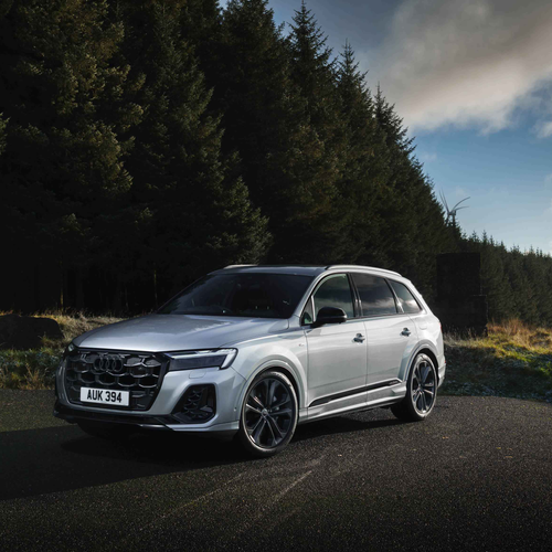 2025 Audi Q7 TFSI e 4M UK Version Front View