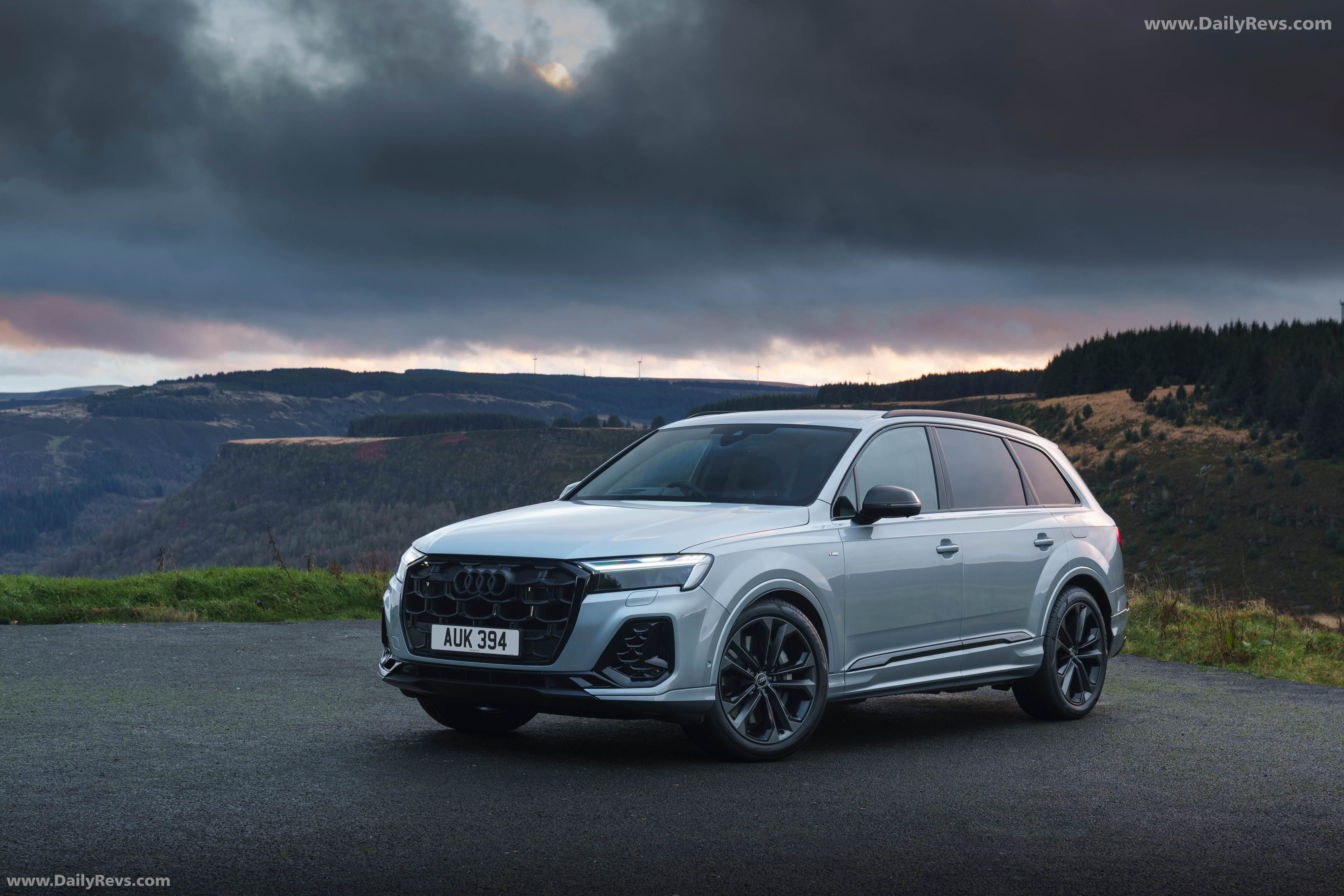2025 Audi Q7 TFSI e 4M UK Version Front View