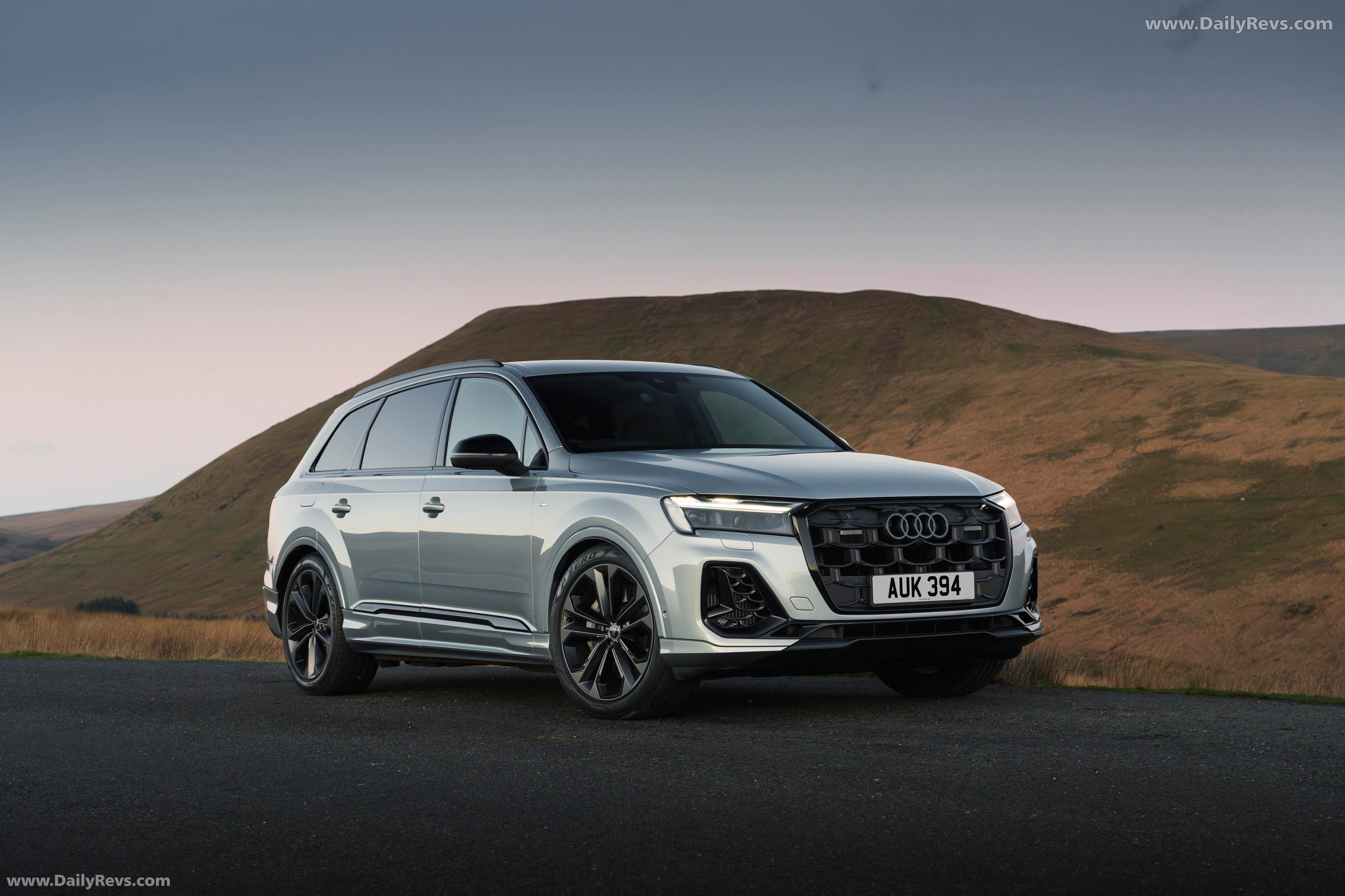 2025 Audi Q7 TFSI e 4M UK Version Front View
