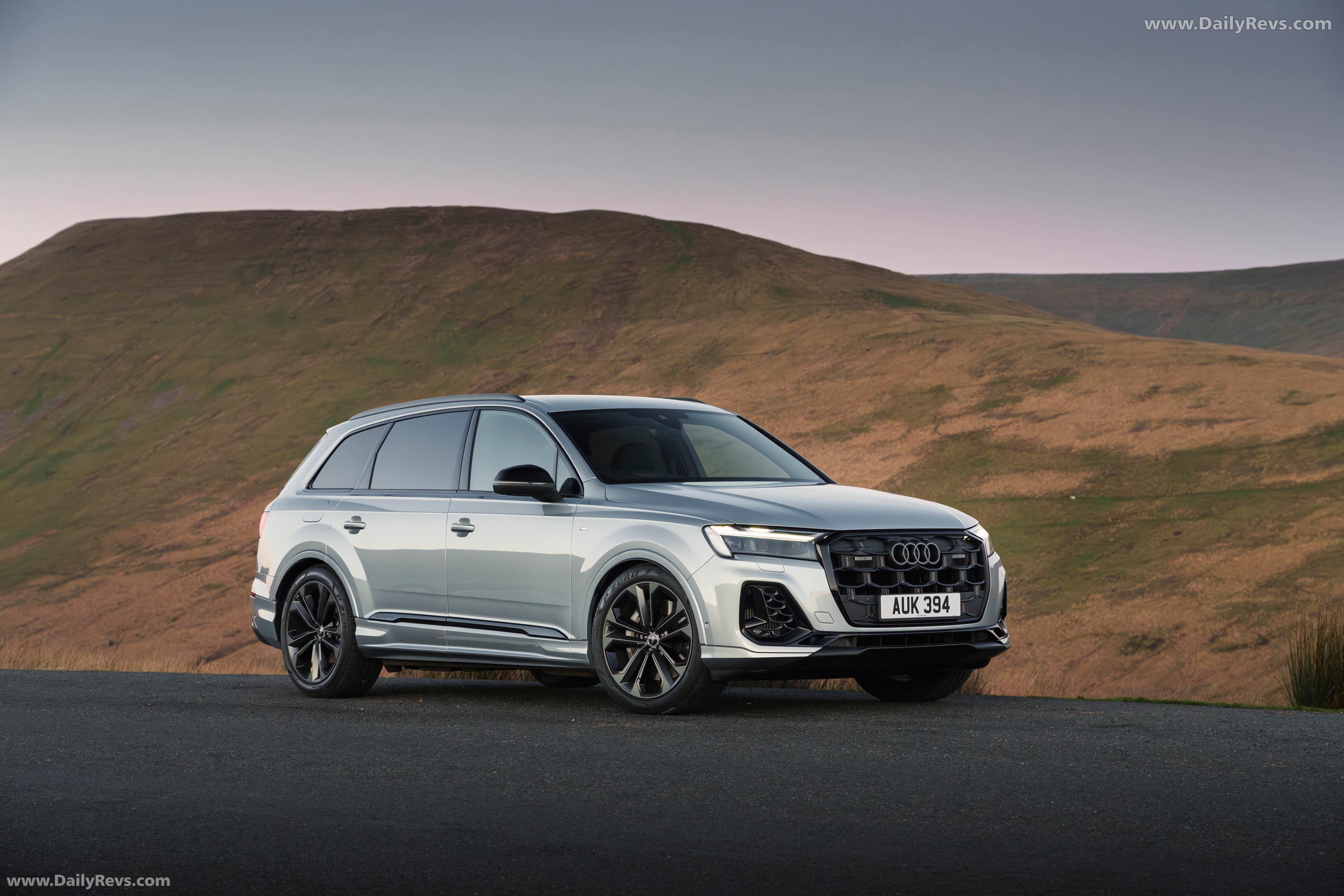 2025 Audi Q7 TFSI e 4M UK Version Front View