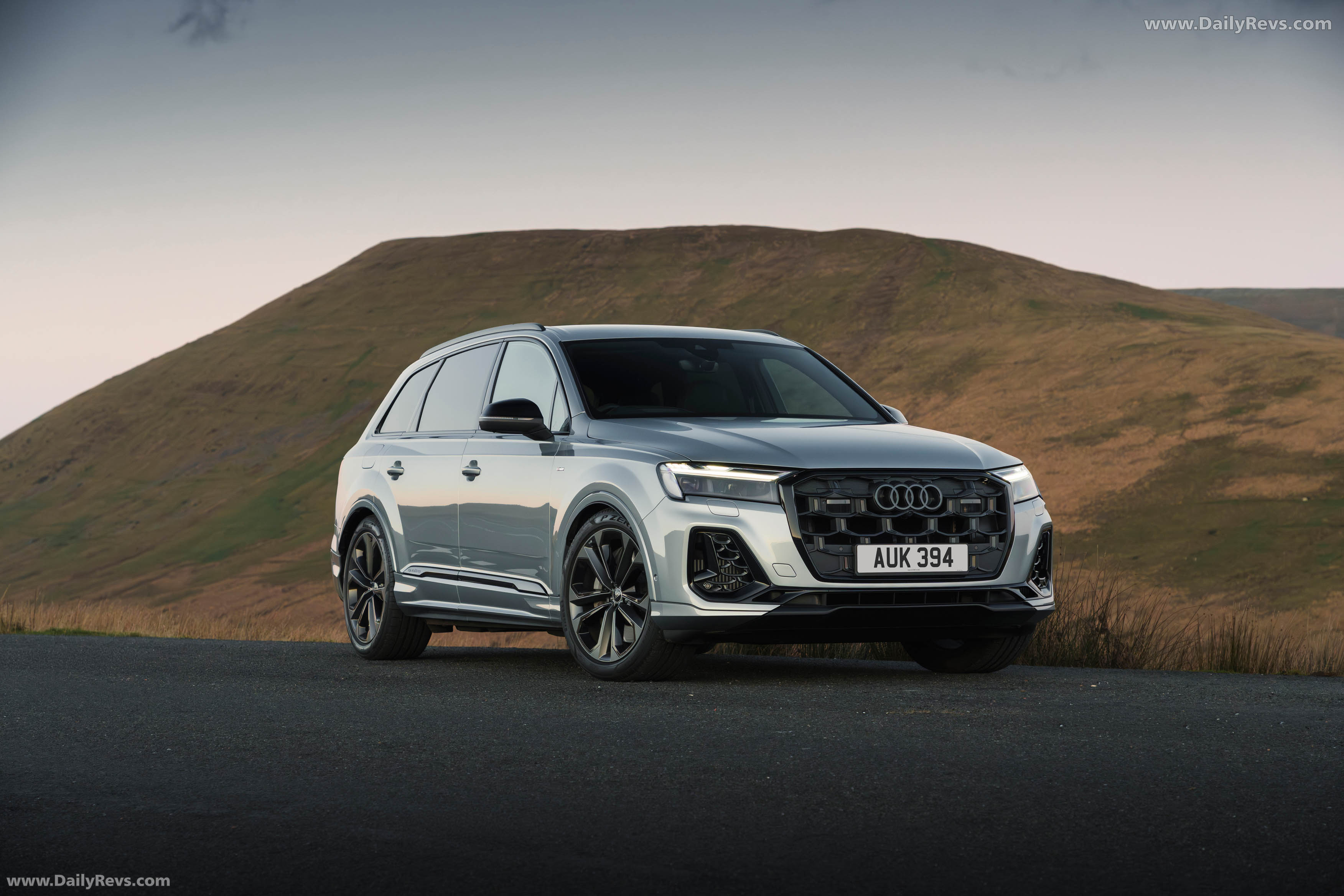 2025 Audi Q7 TFSI e 4M UK Version Front View