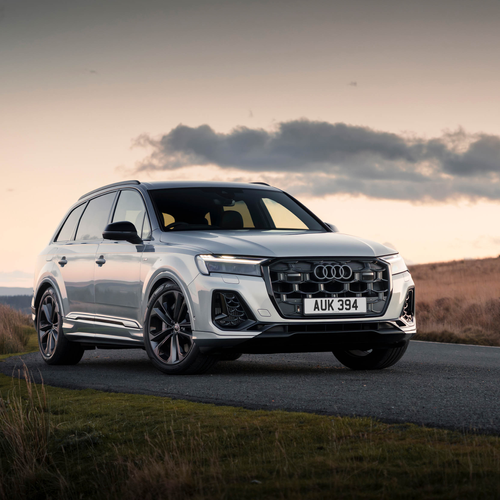 2025 Audi Q7 TFSI e 4M UK Version Front View