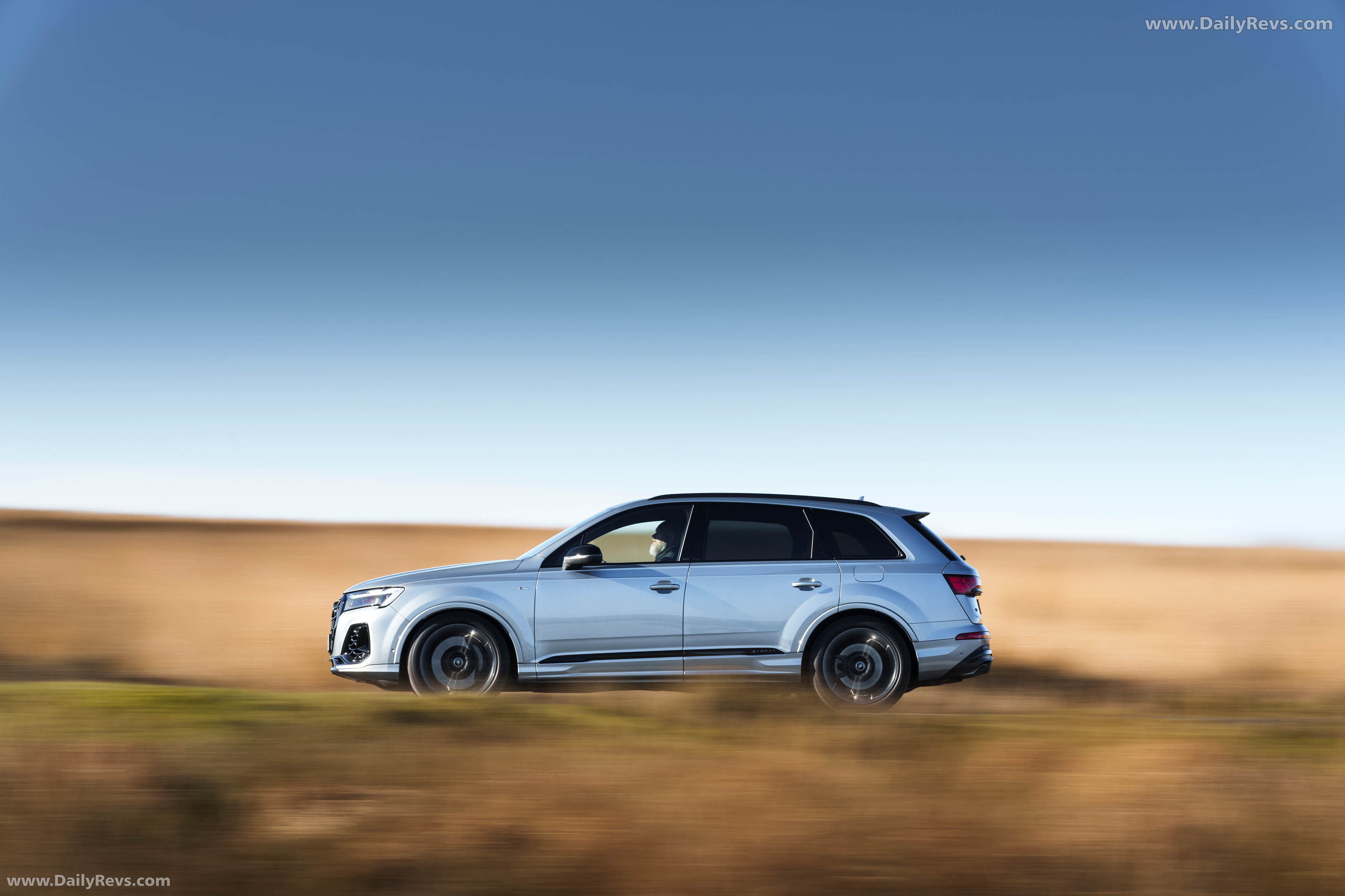 2025 Audi Q7 TFSI e 4M UK Version Front View