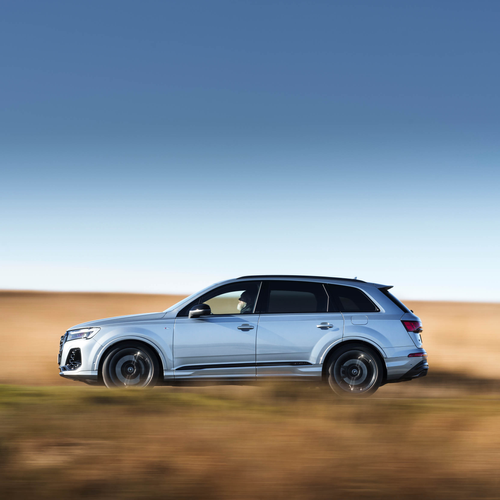 2025 Audi Q7 TFSI e 4M UK Version Front View