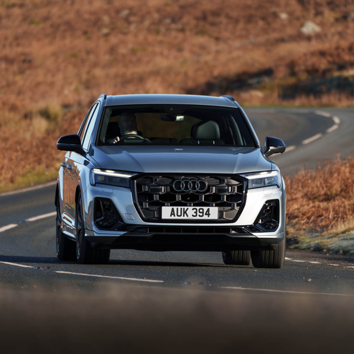 2025 Audi Q7 TFSI e 4M UK Version Front View
